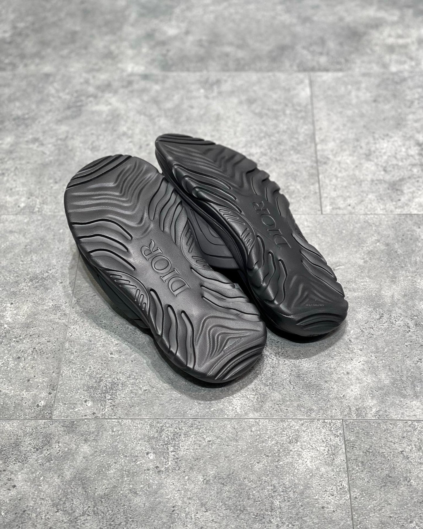 أحذية سوداء ورمادية