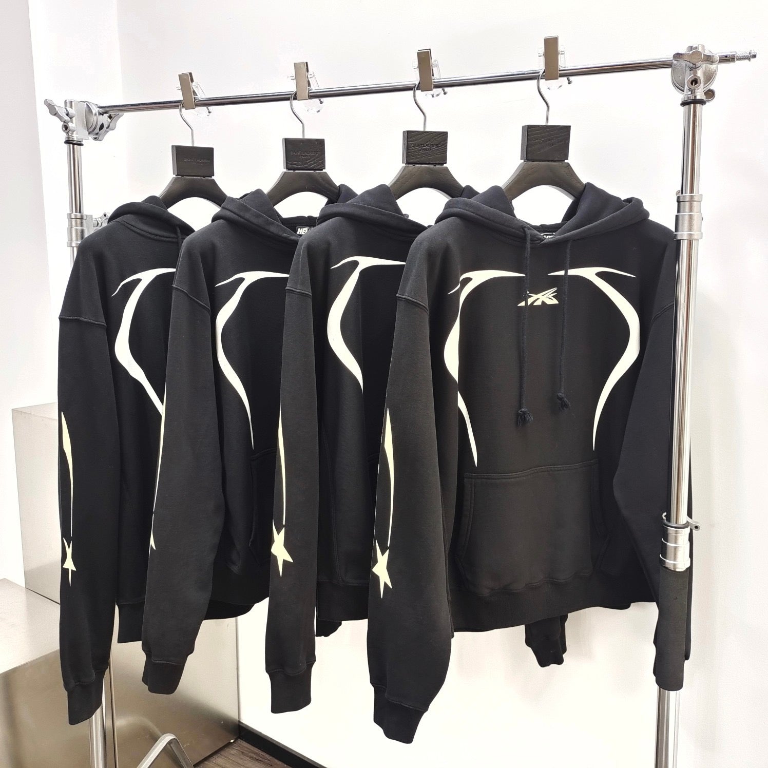 Schwarzer Hoodie