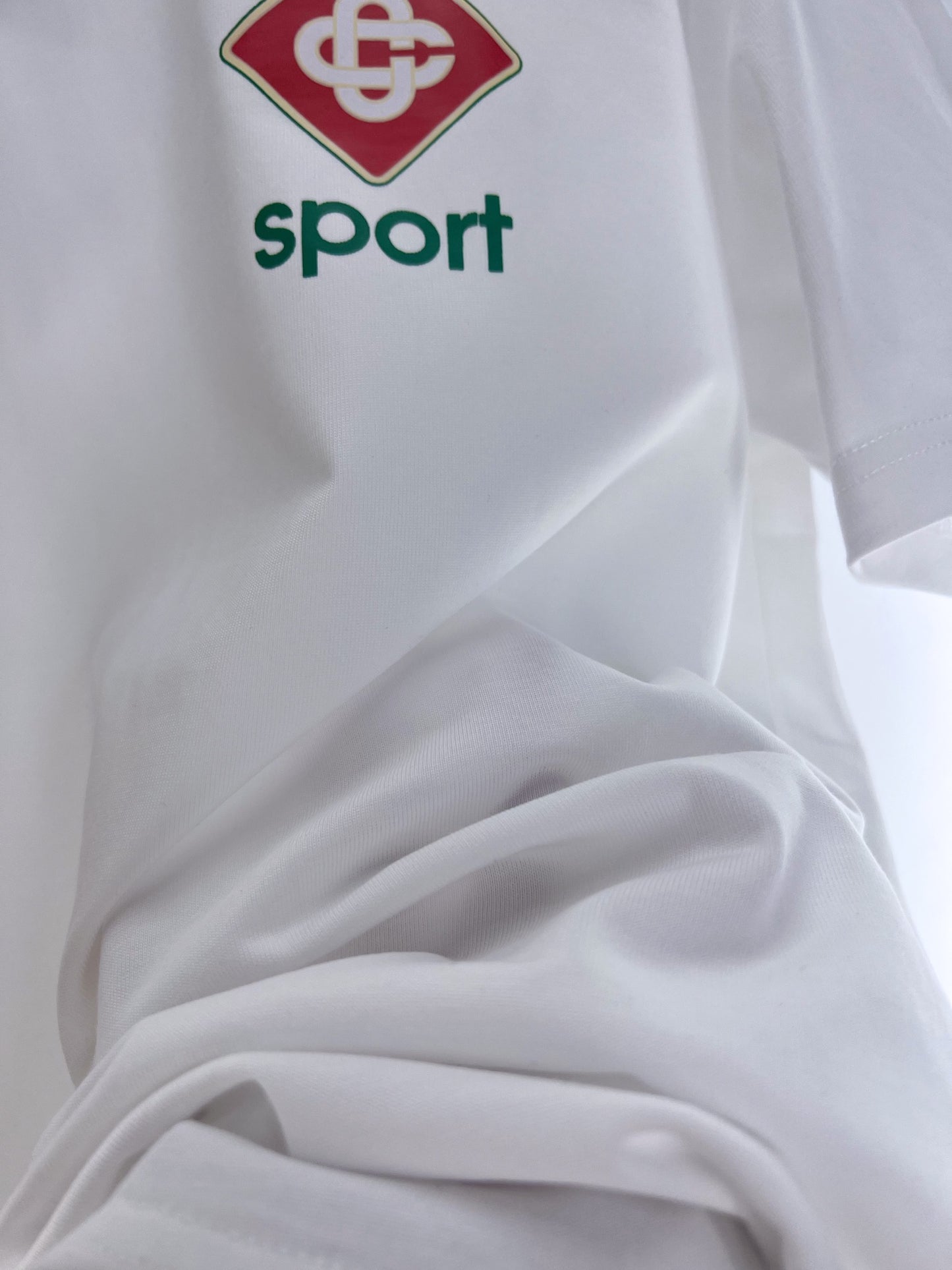 Dunkelblaues und weißes T-Shirt