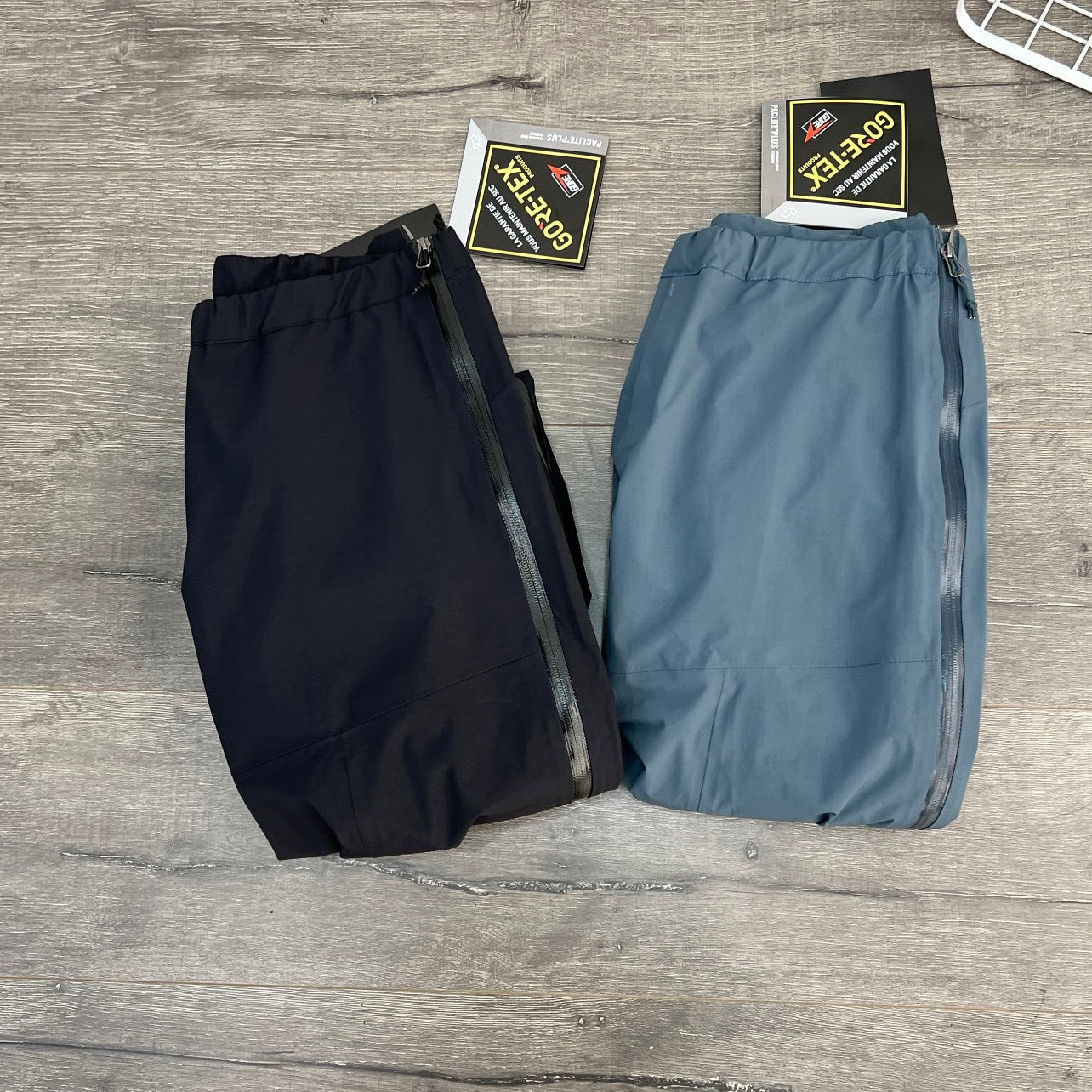 Blaue und schwarze Hose