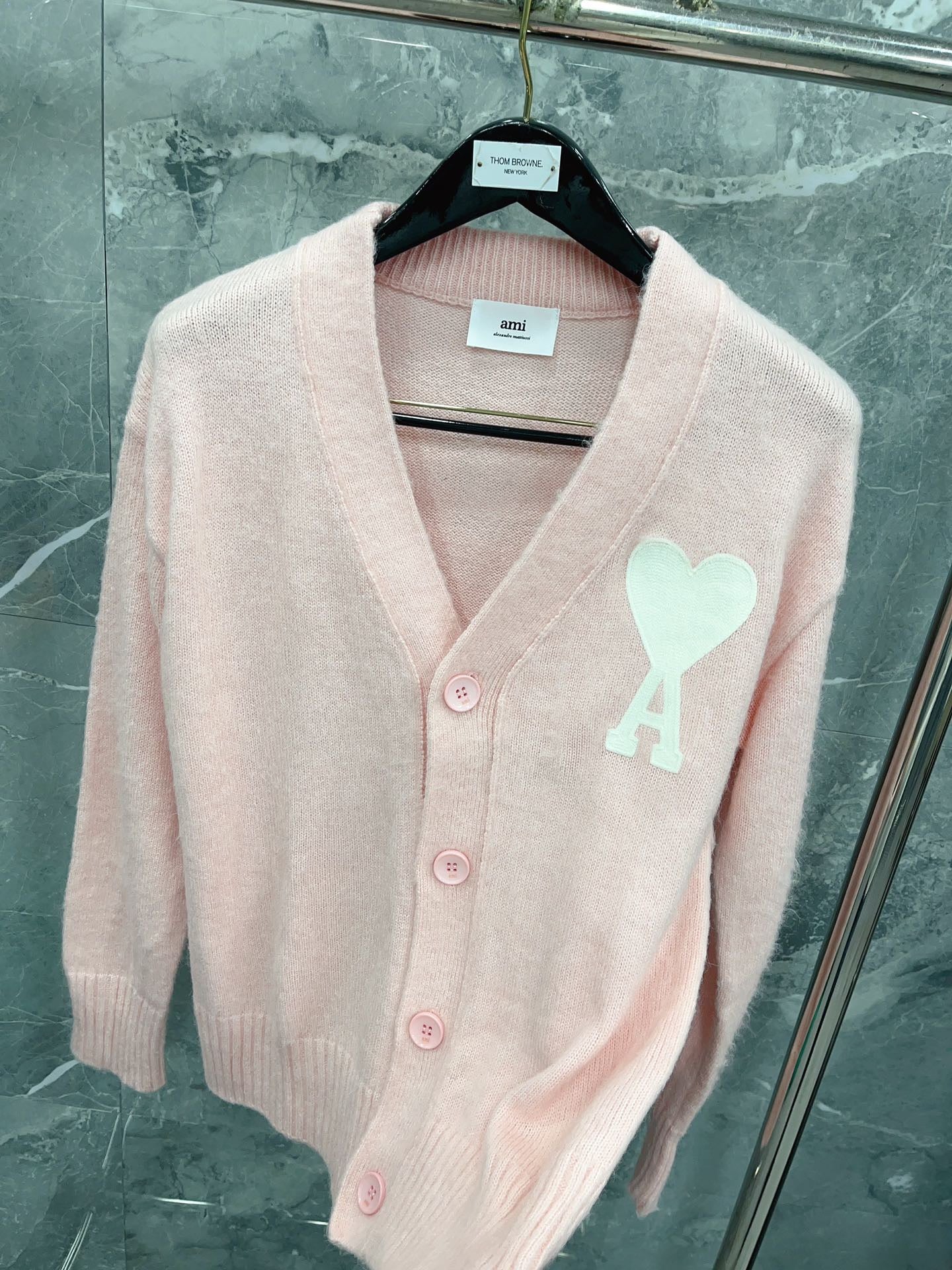 سترة باللون الوردي والأزرق الفاتح