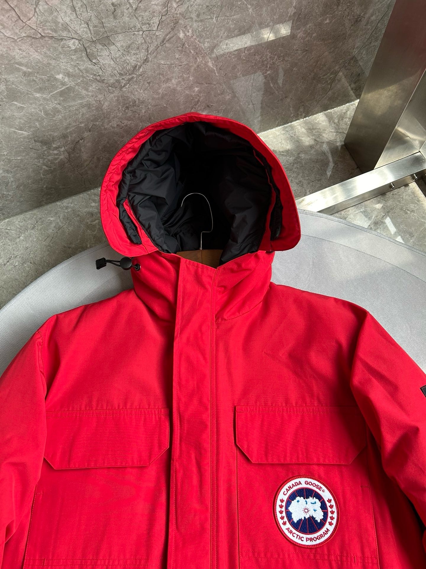 Weiße, graue, rote und schwarze Jacke