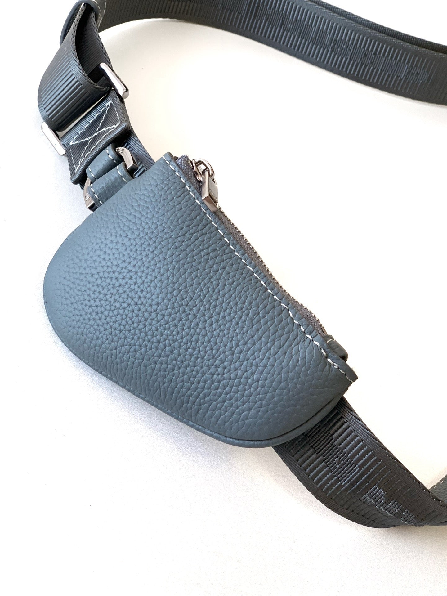 Graublaue und schwarze Tasche