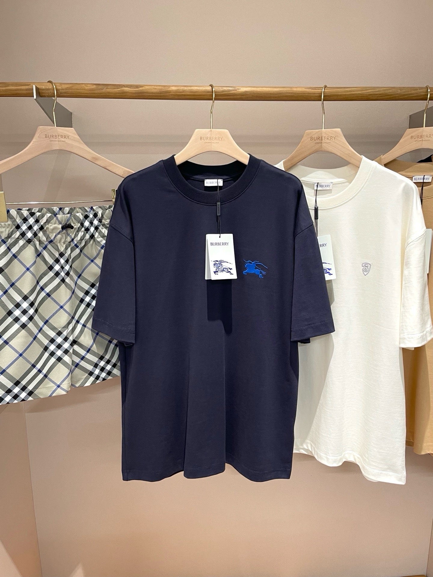 Dunkelblaues und khakifarbenes T-Shirt