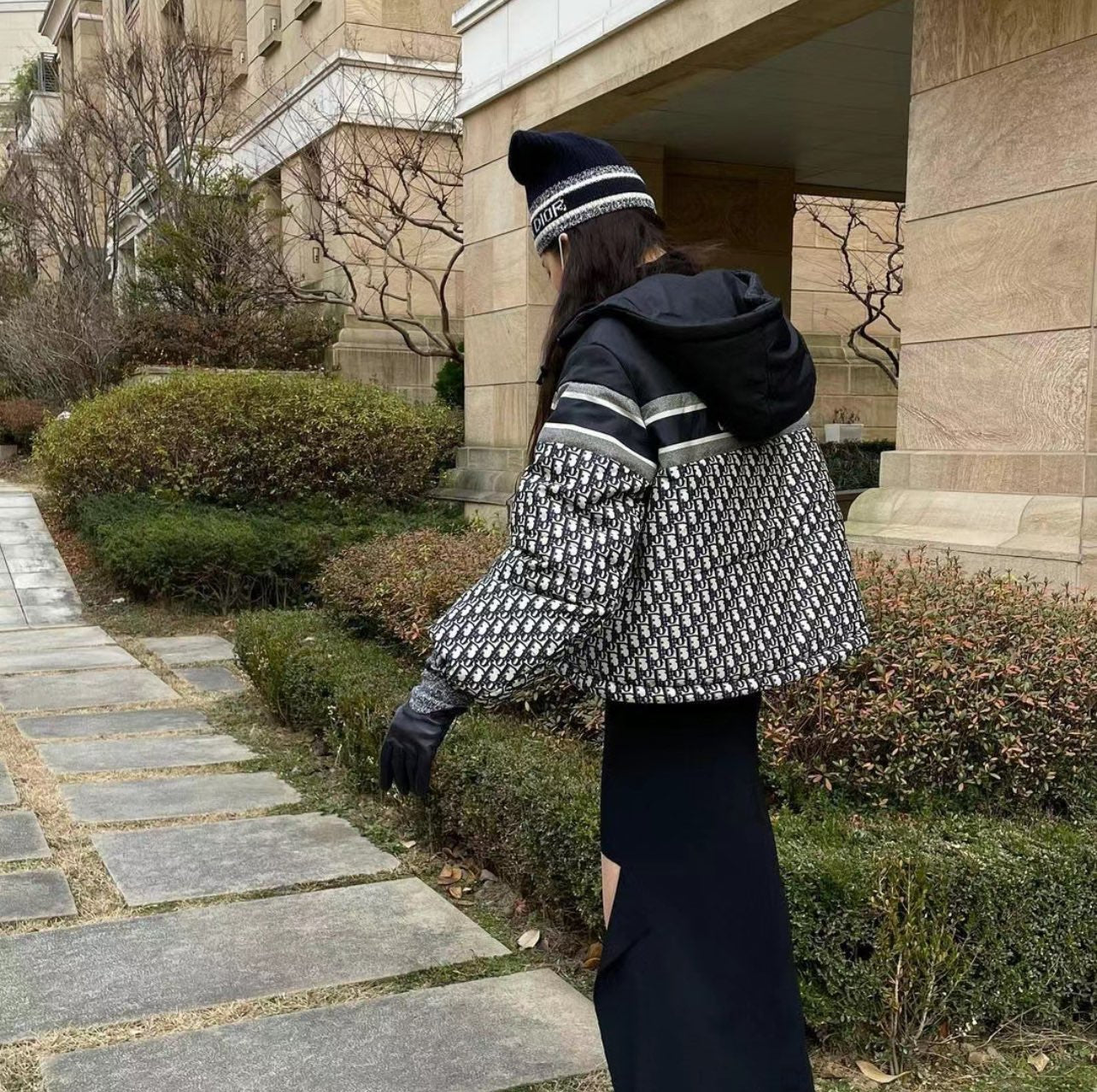 Chaqueta blanca y negra