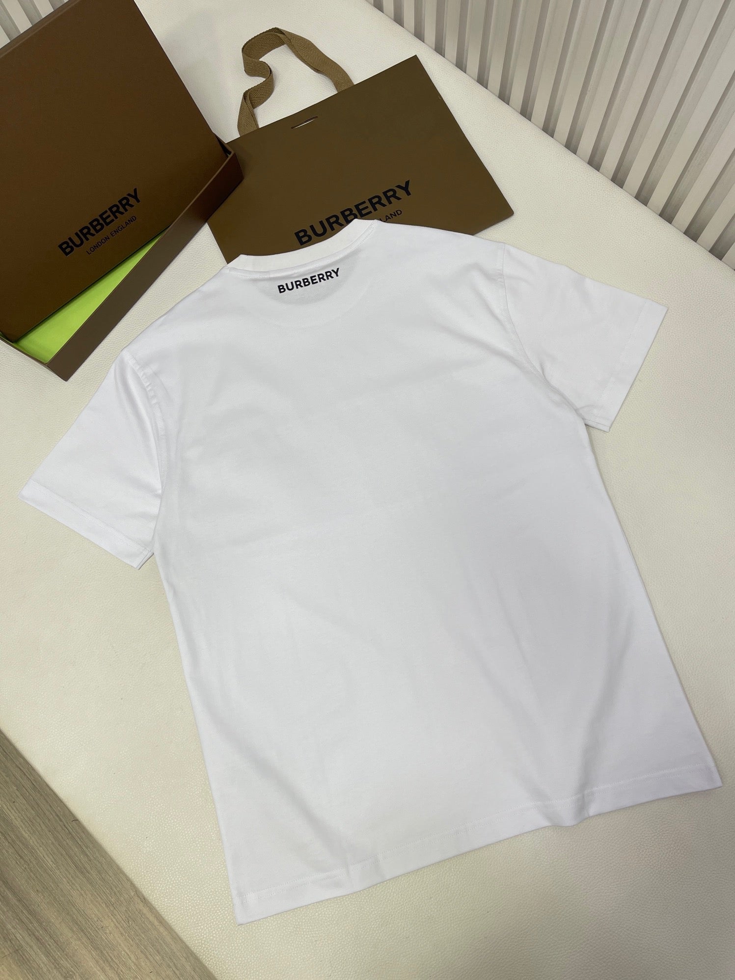 Schwarzes, weißes und khakifarbenes T-Shirt