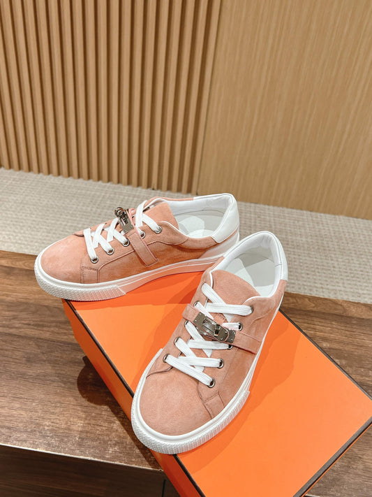 أحذية متعددة الألوان