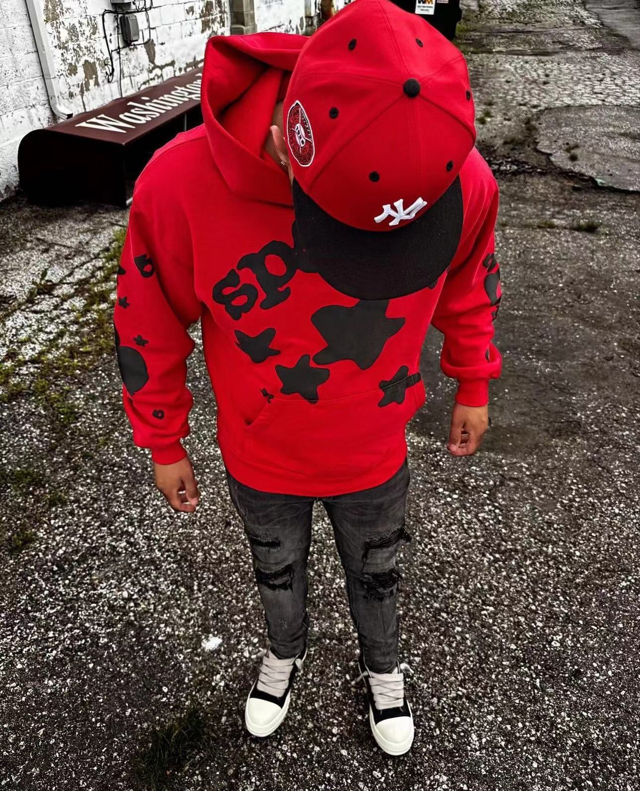 Roter Kapuzenpullover
