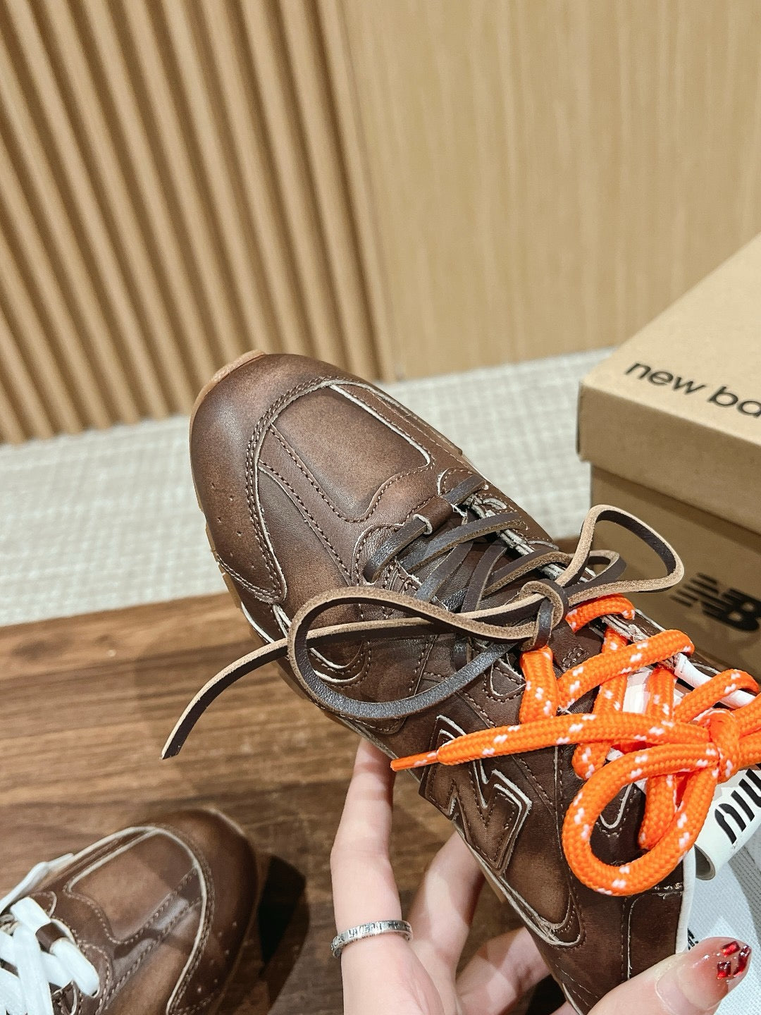 أحذية متعددة الألوان