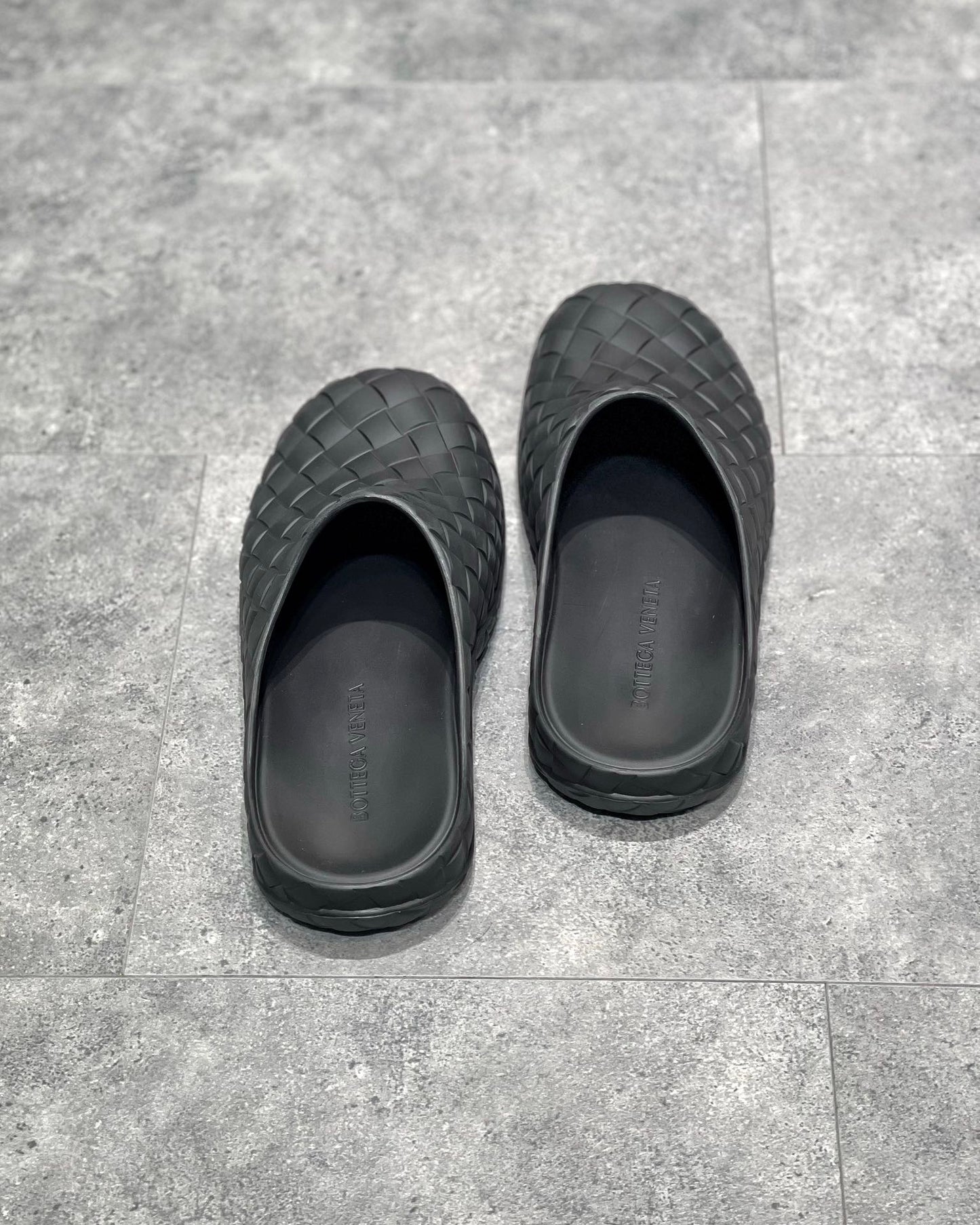 Zapatos negros, blancos y verdes