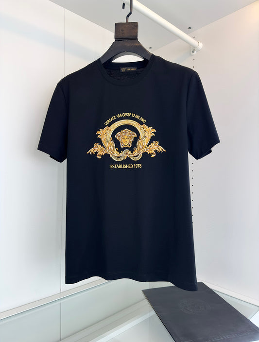 Schwarz-weißes T-Shirt