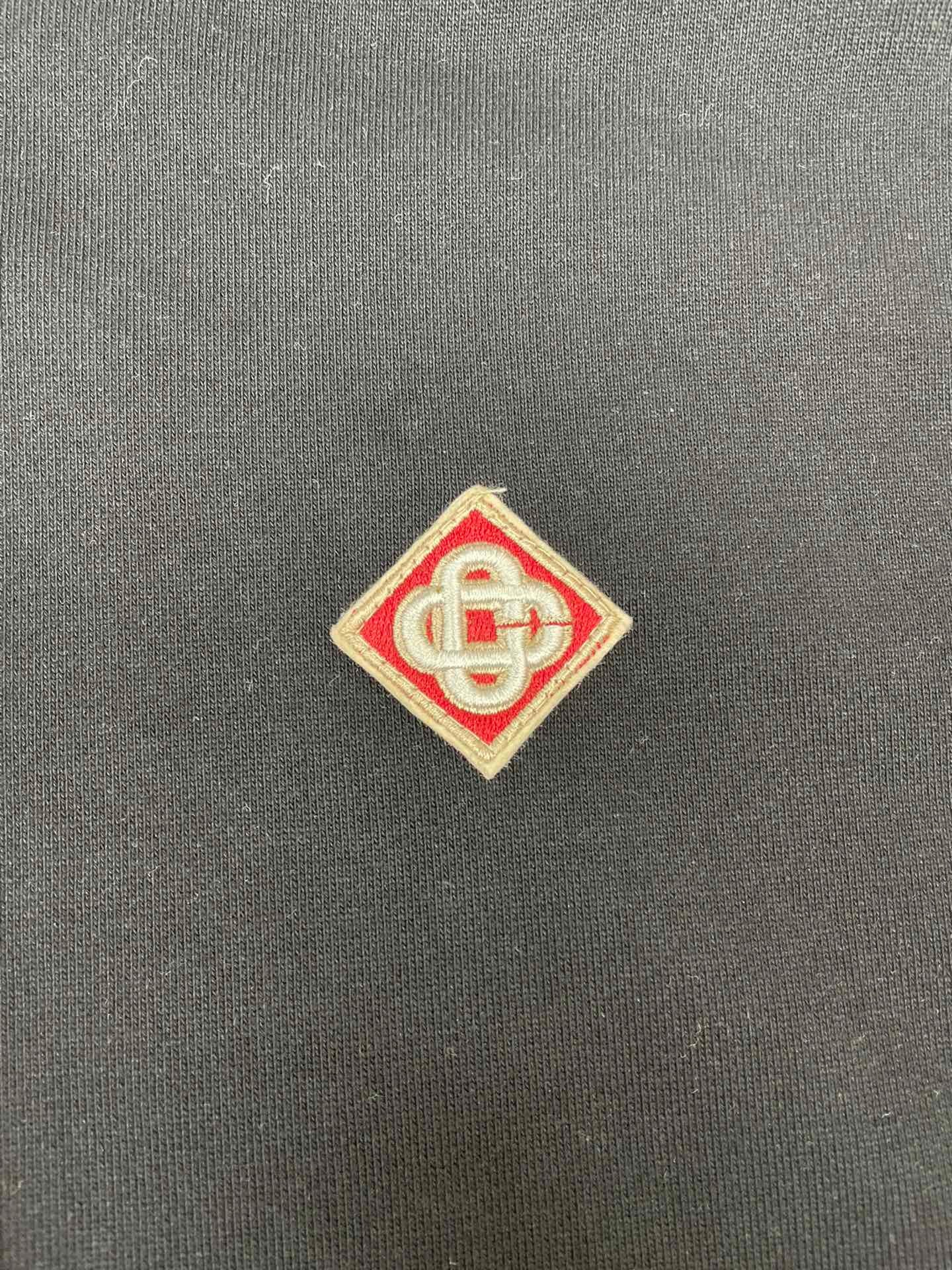 Schwarz-grüner Kapuzenpullover