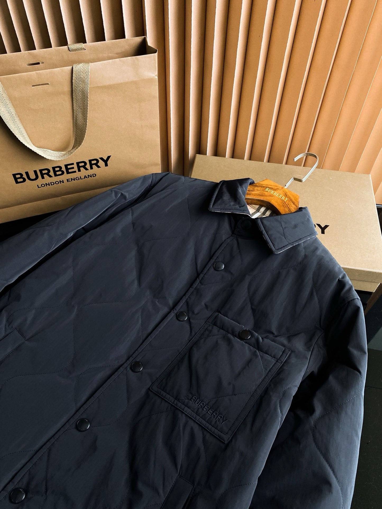 سترة متعددة الألوان