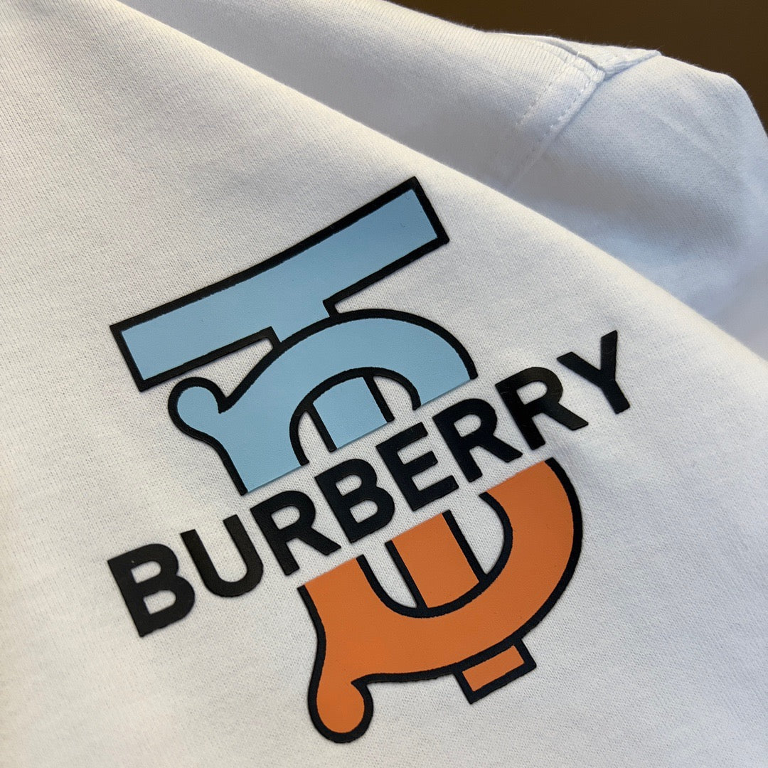 Schwarz-weißes T-Shirt