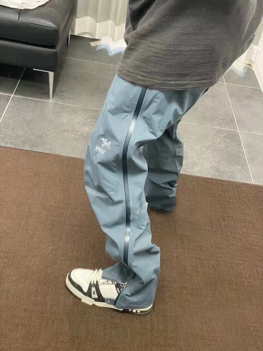 Blaue und schwarze Hose