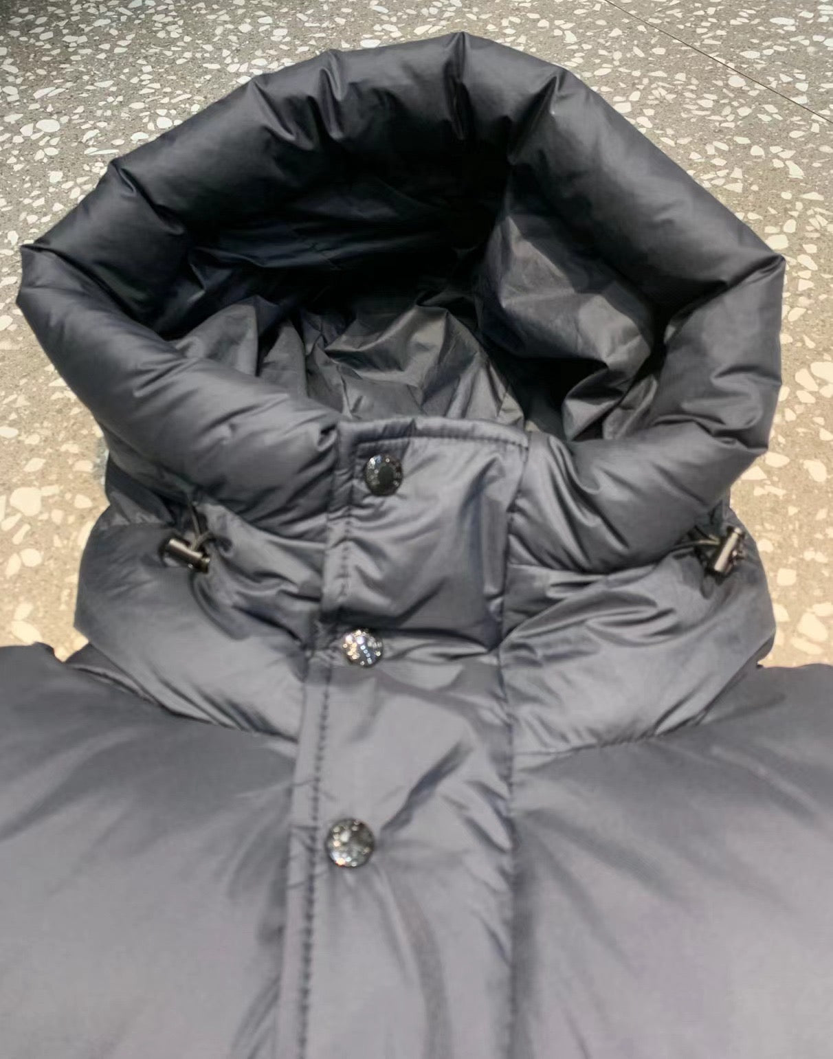 Schwarze, blaue und weiße Jacke
