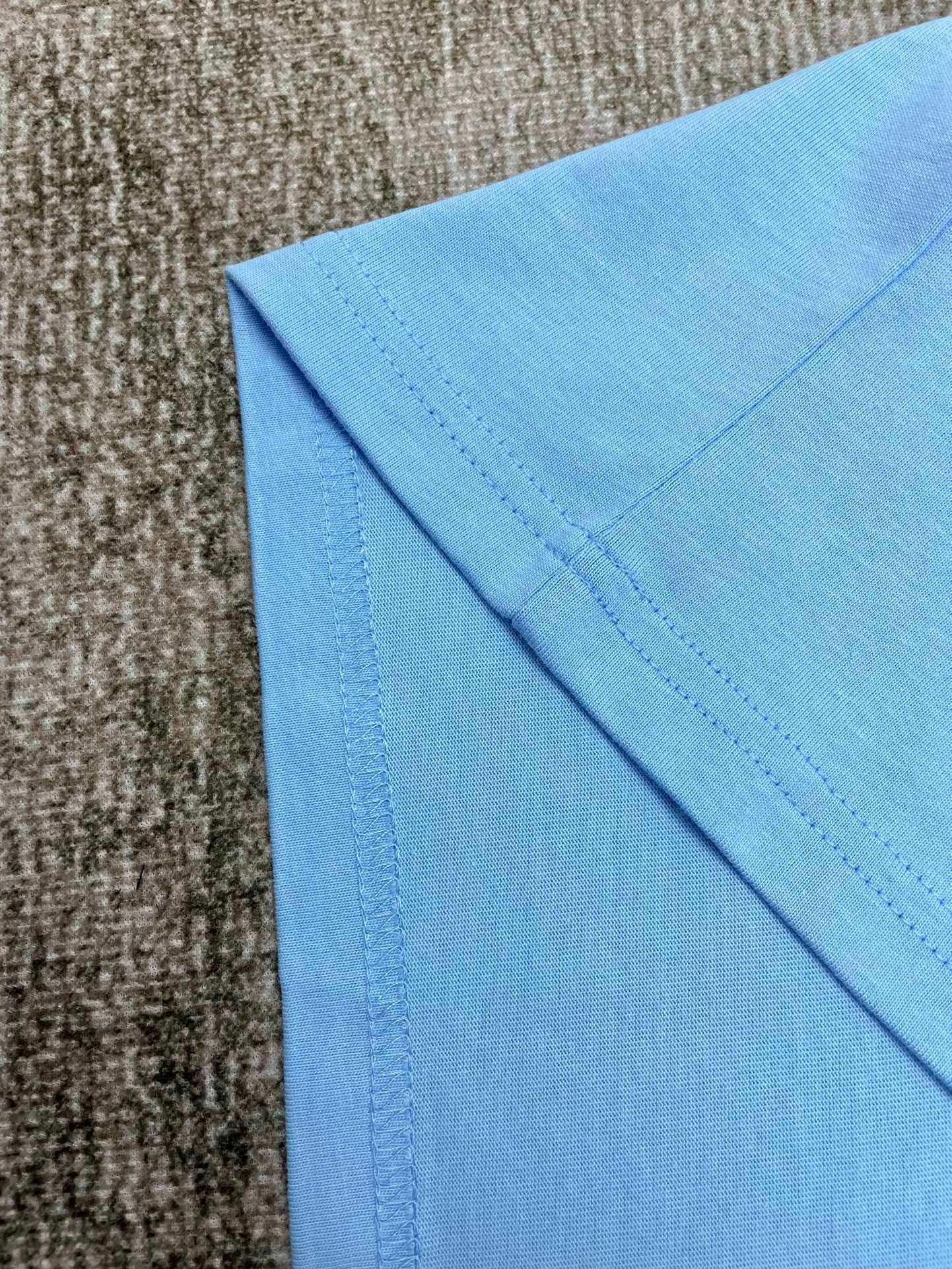 Schwarzes, himmelblaues und weißes T-Shirt