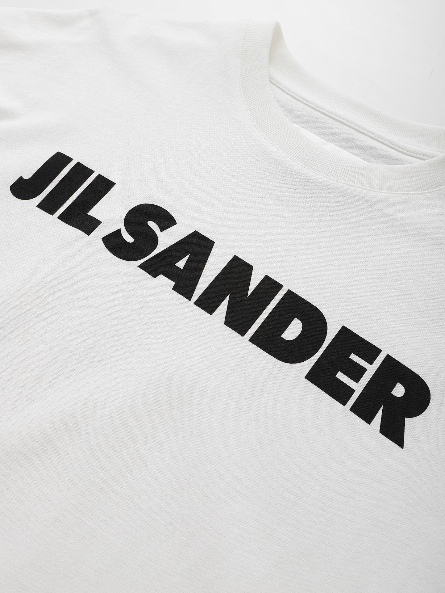 سويت شيرت رمادي وأبيض وأسود