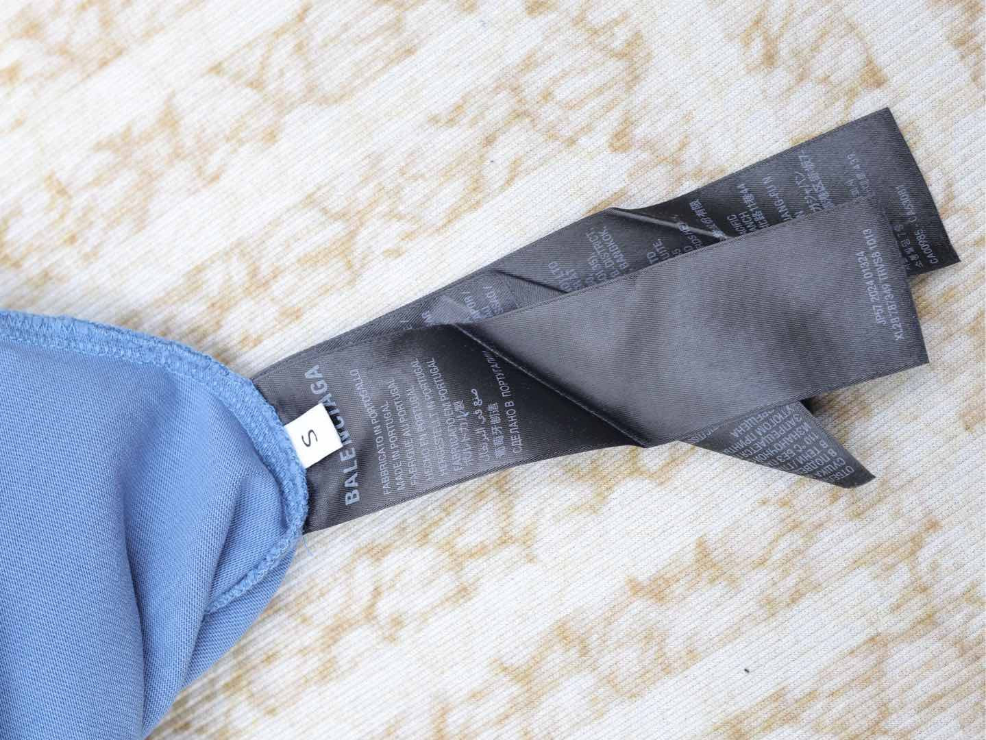 Blauer und schwarzer Kapuzenpullover