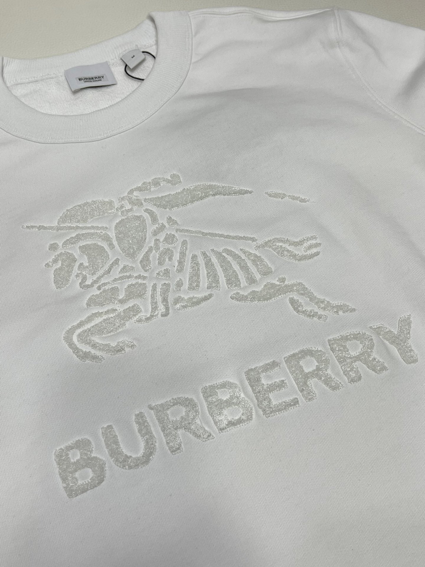 Sudadera en blanco y negro