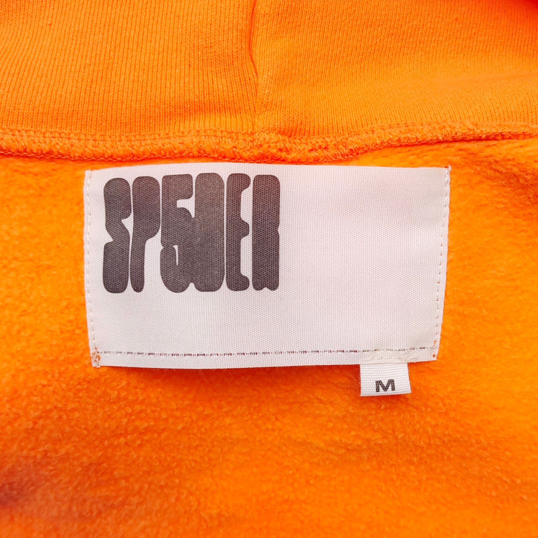 Orangefarbener Kapuzenpullover