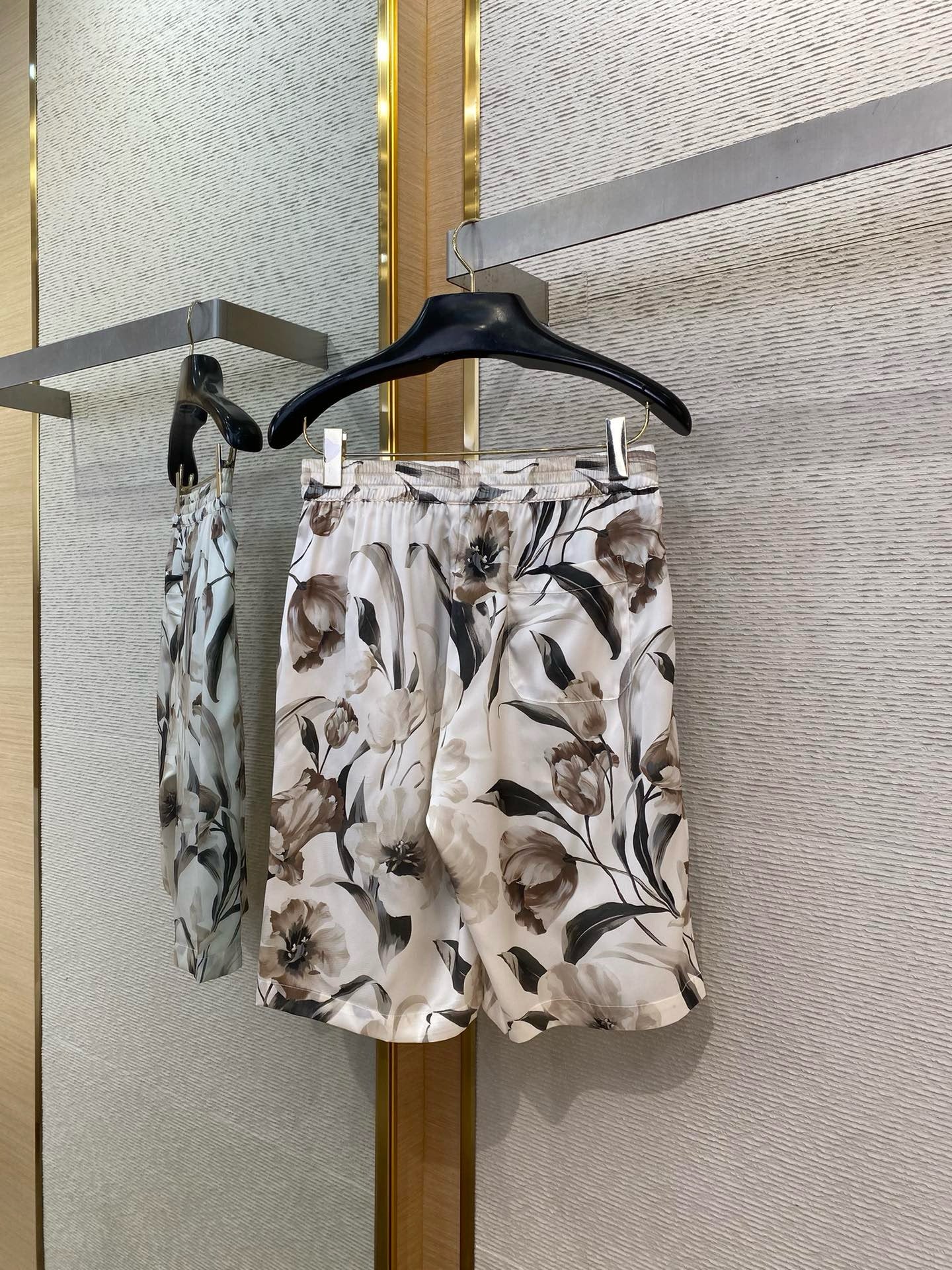 Mehrfarbiges T-Shirt mit Shorts