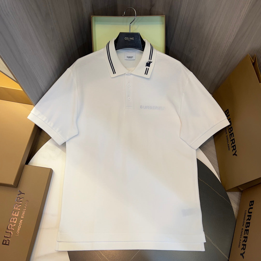 schwarzes und weißes Poloshirt