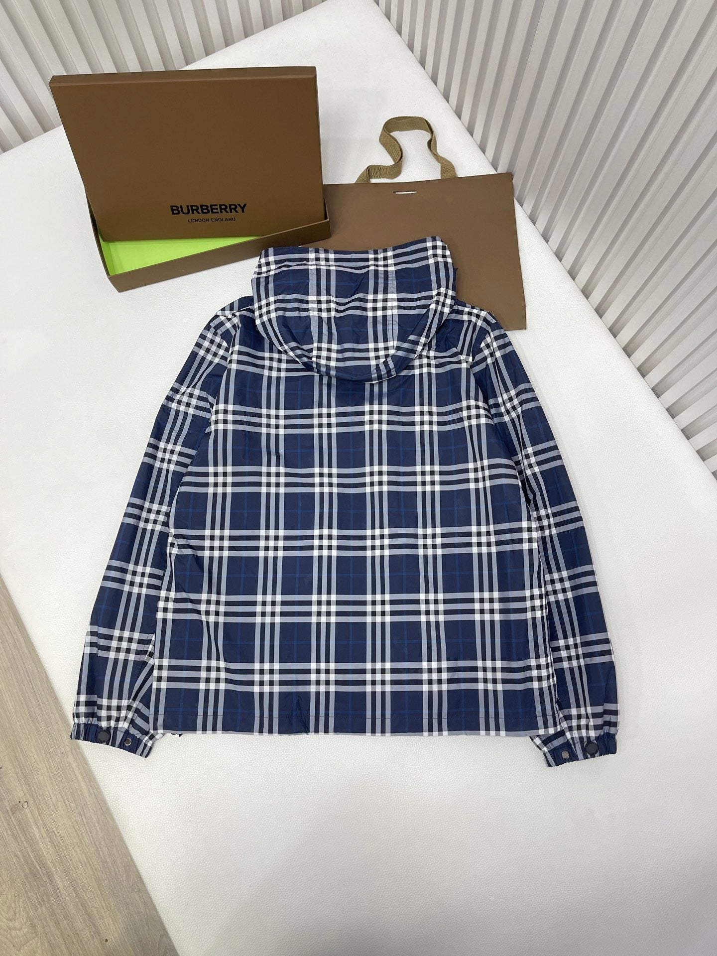 Blau-weiße Jacke