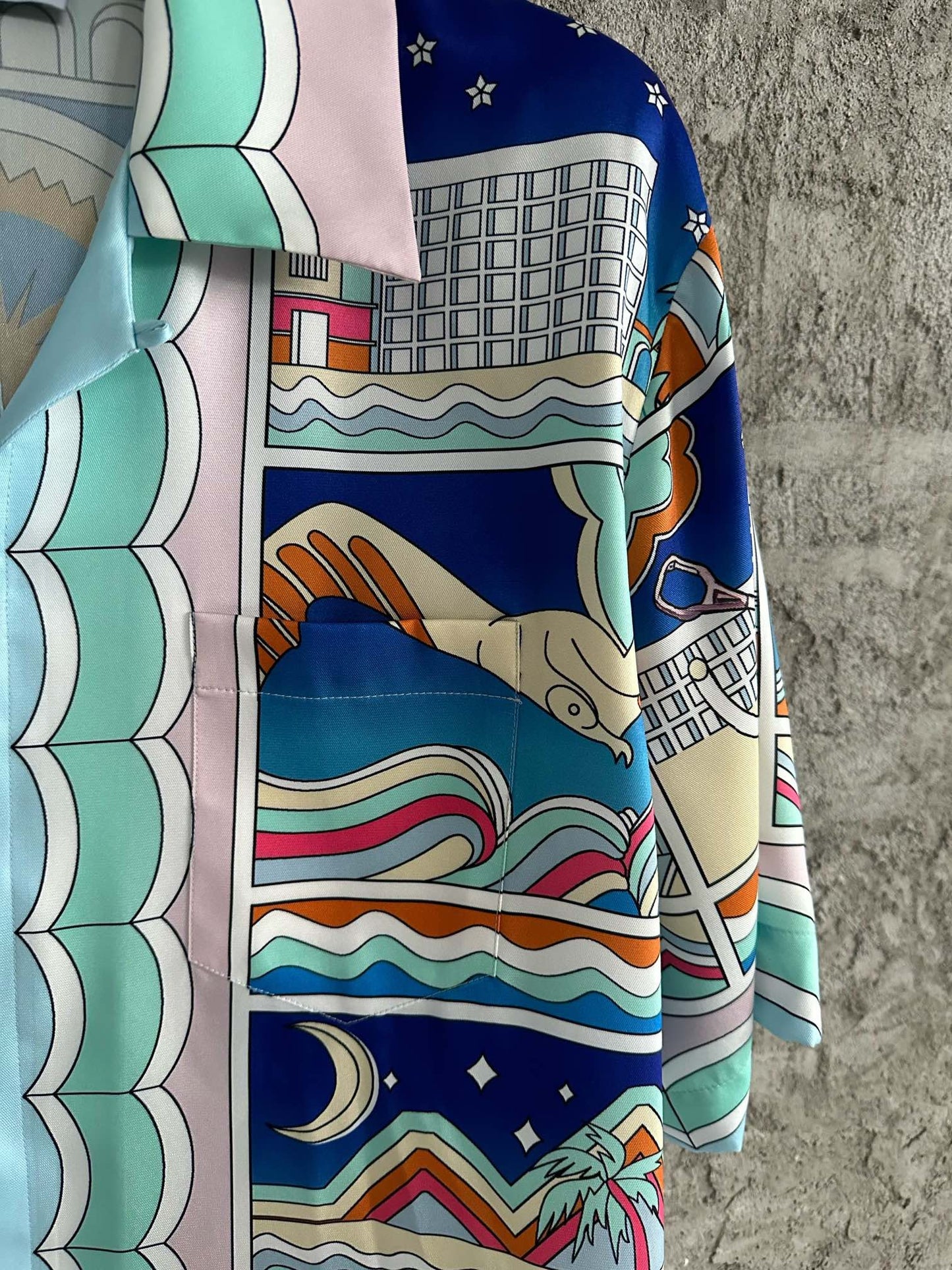 قميص متعدد الألوان