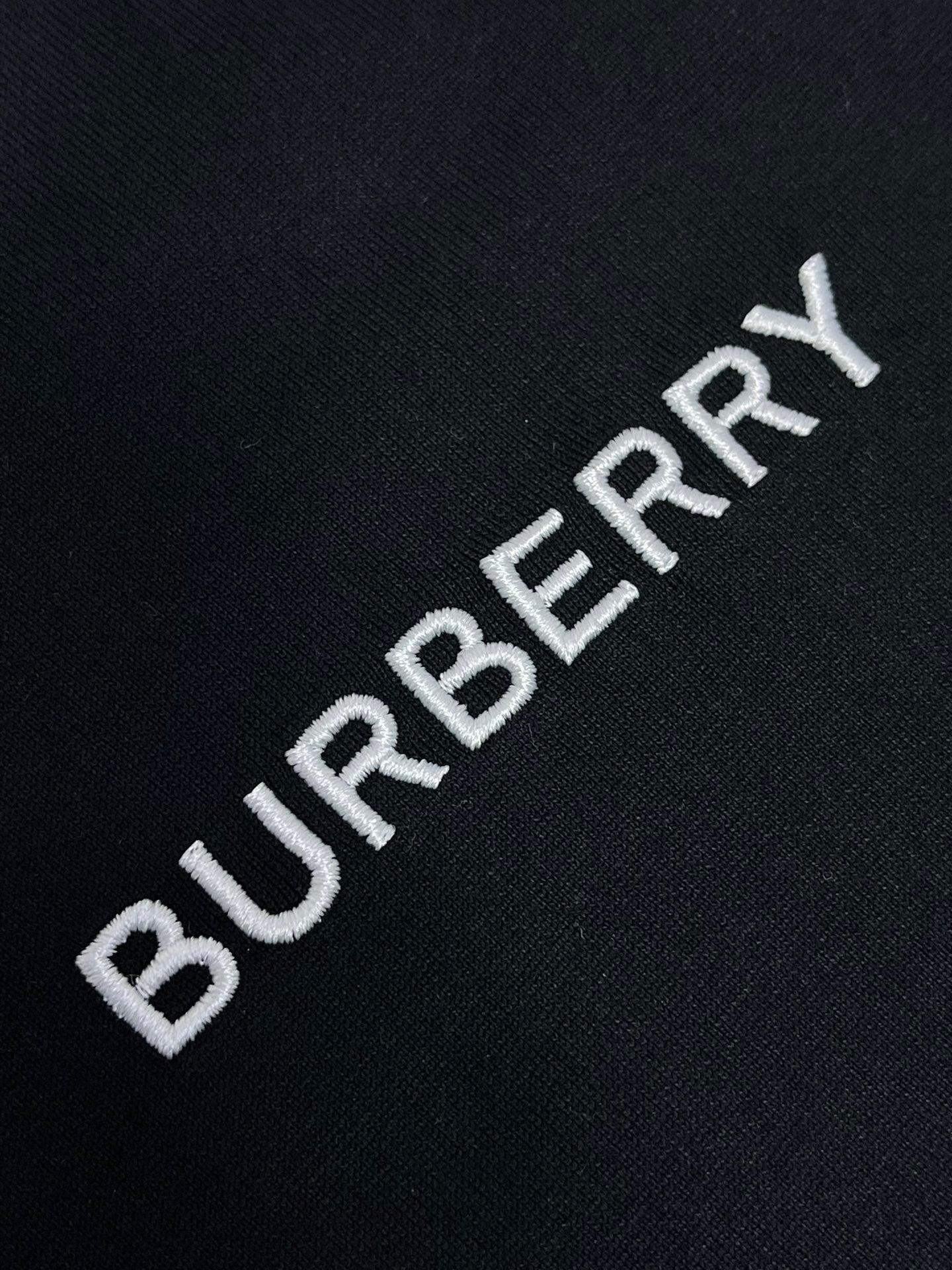 Schwarzes, weißes und blaues T-Shirt