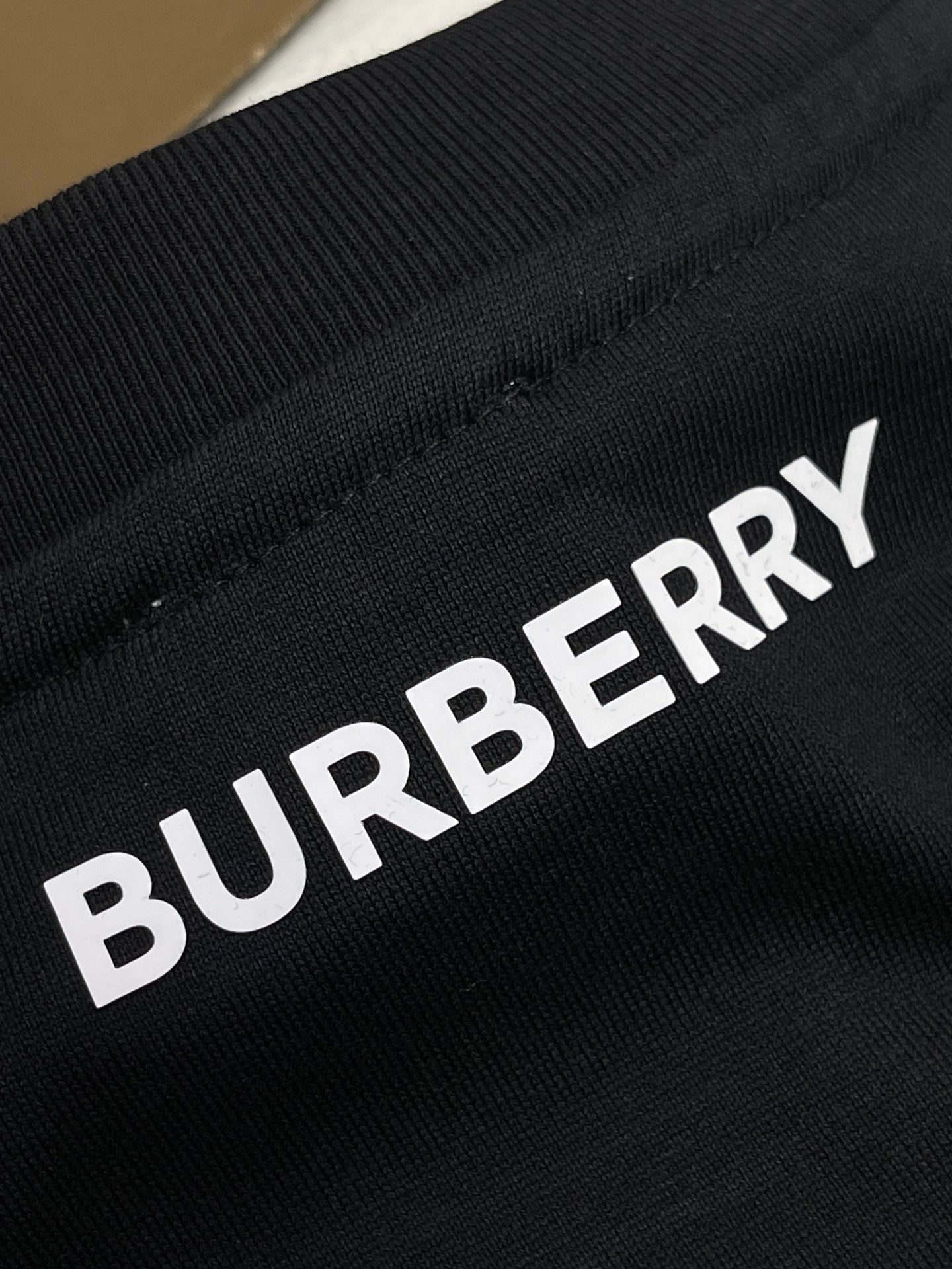 Schwarzes, weißes und khakifarbenes T-Shirt