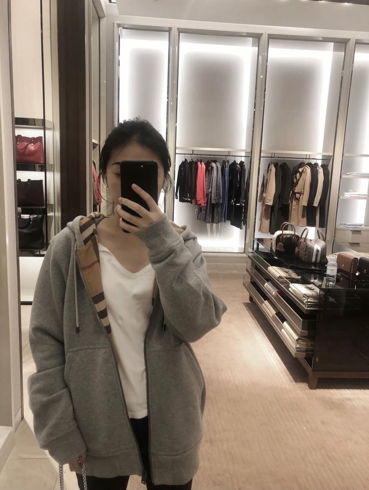 Schwarze und graue Jacke