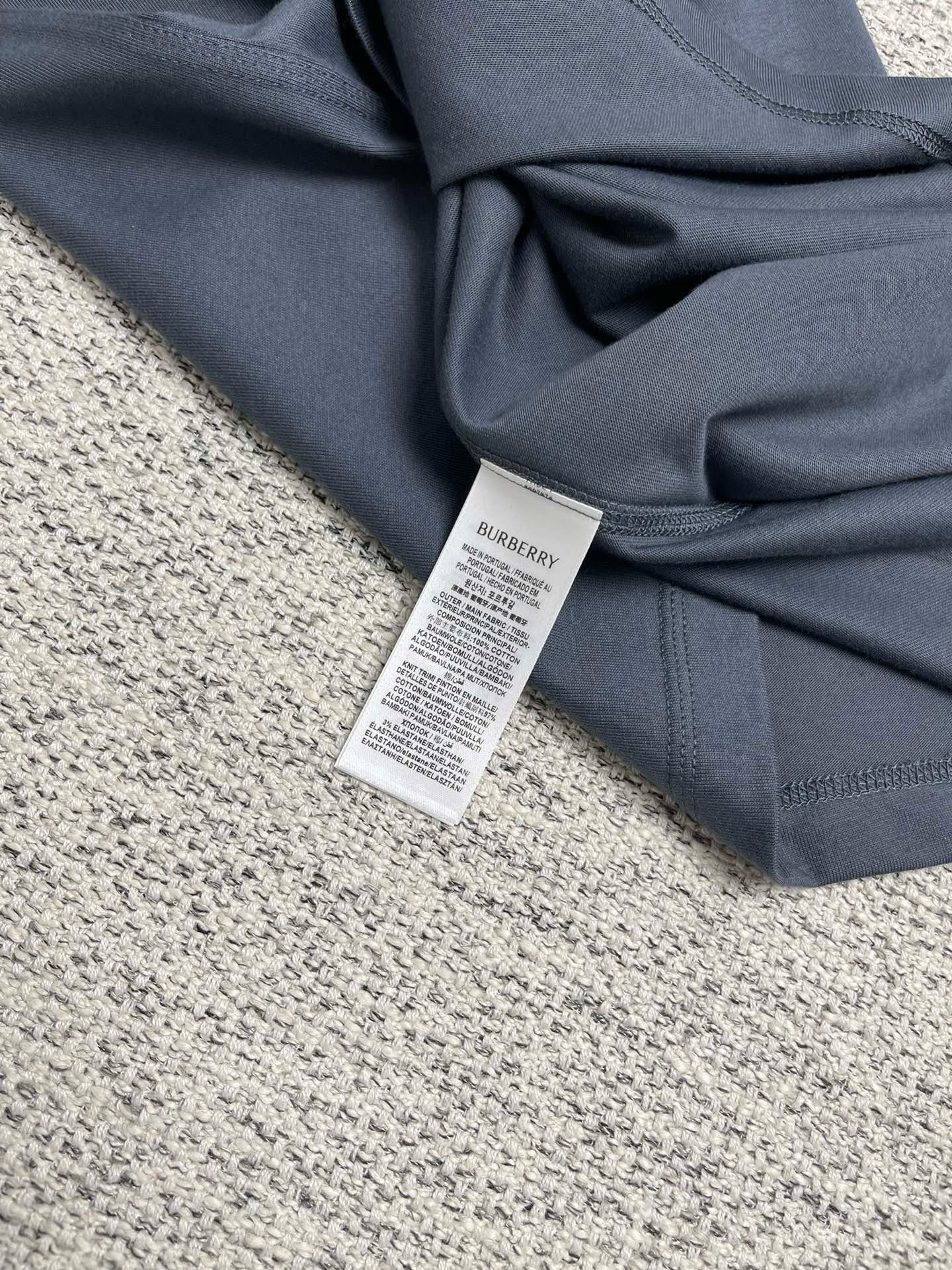 Aprikosen- und graues T-Shirt