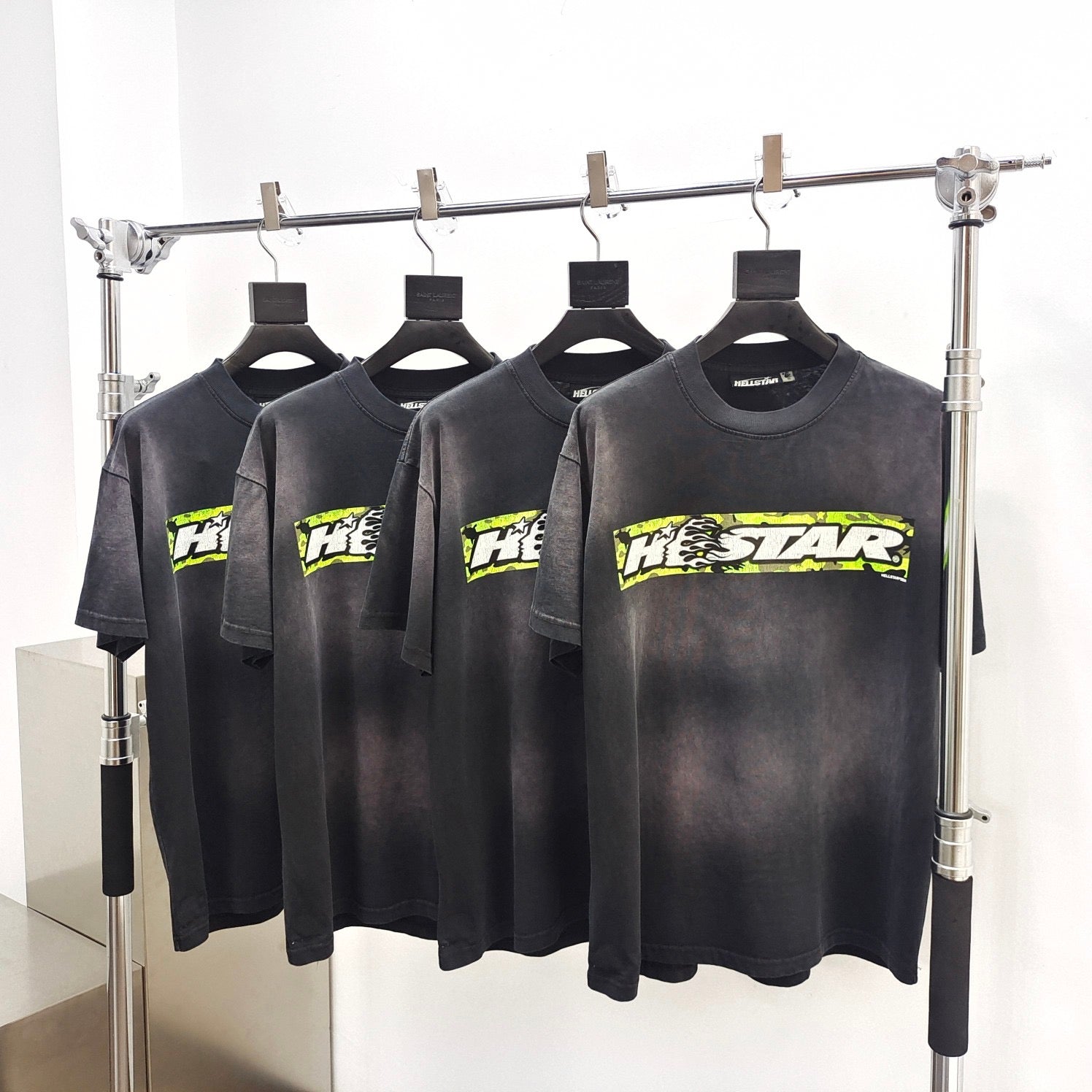 Dunkelgraues T-Shirt