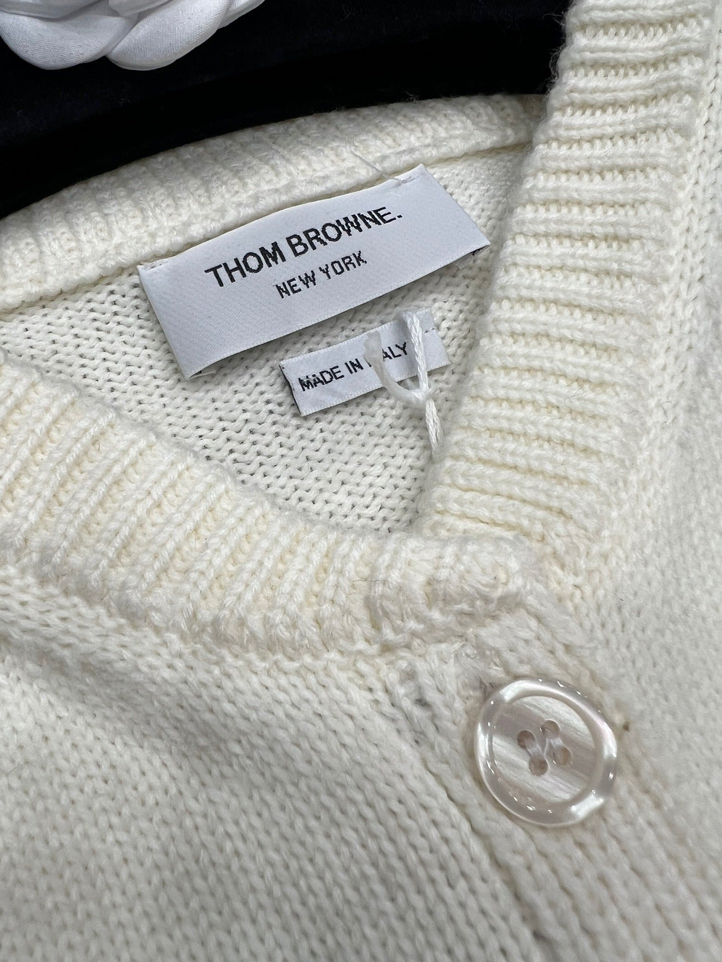 سترة متعددة الألوان