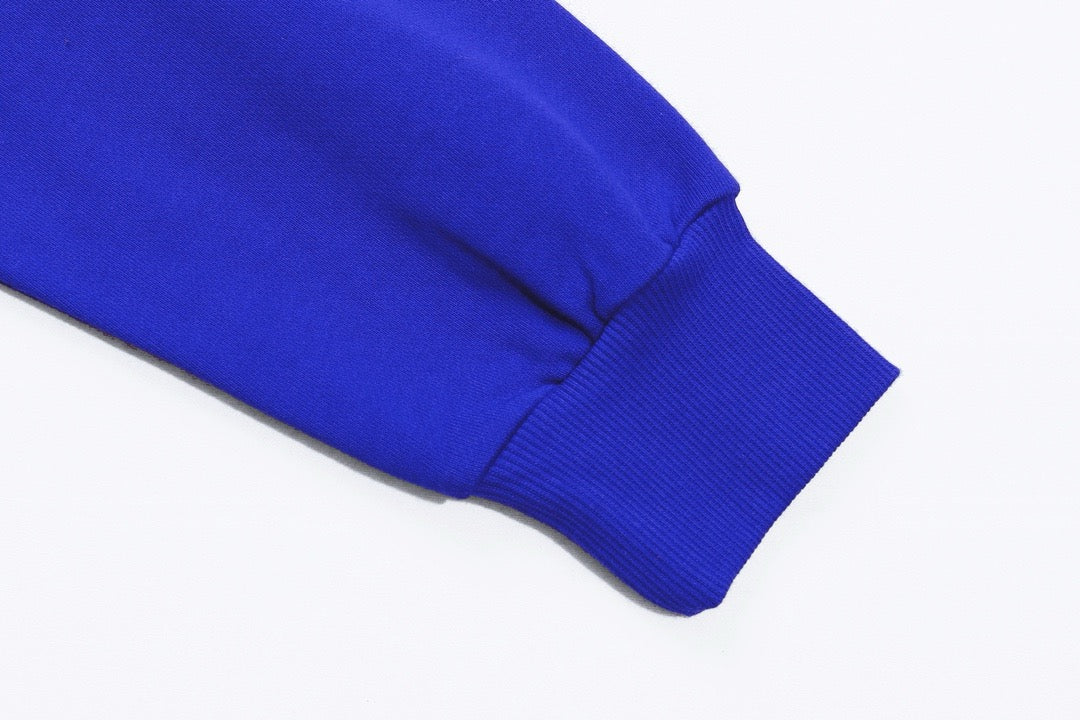 Schwarzer, roter und blauer Kapuzenpullover