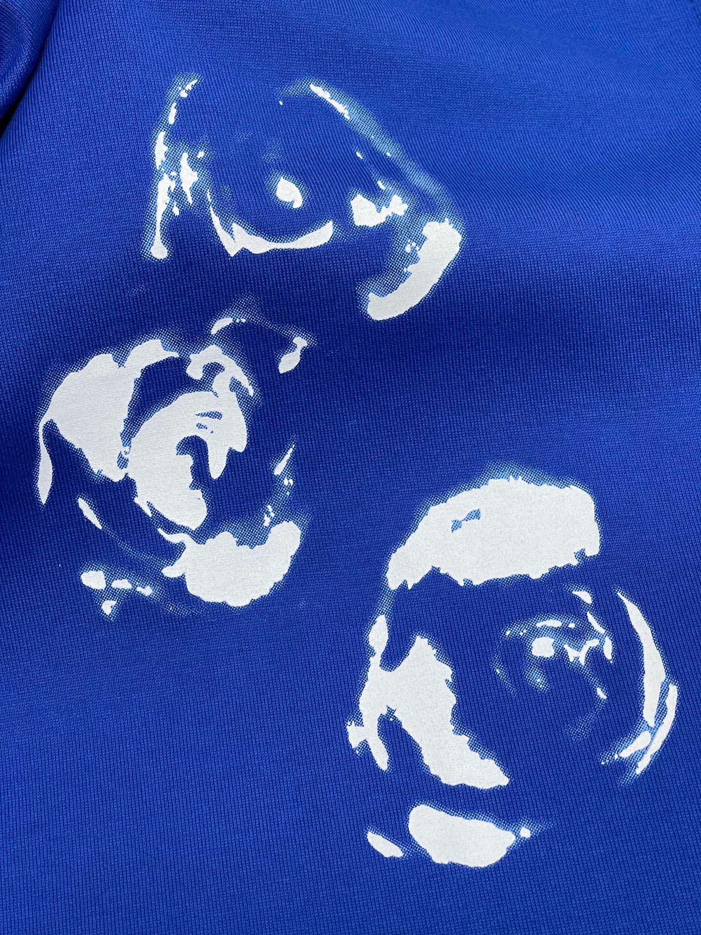 Weißes und himmelblaues T-Shirt