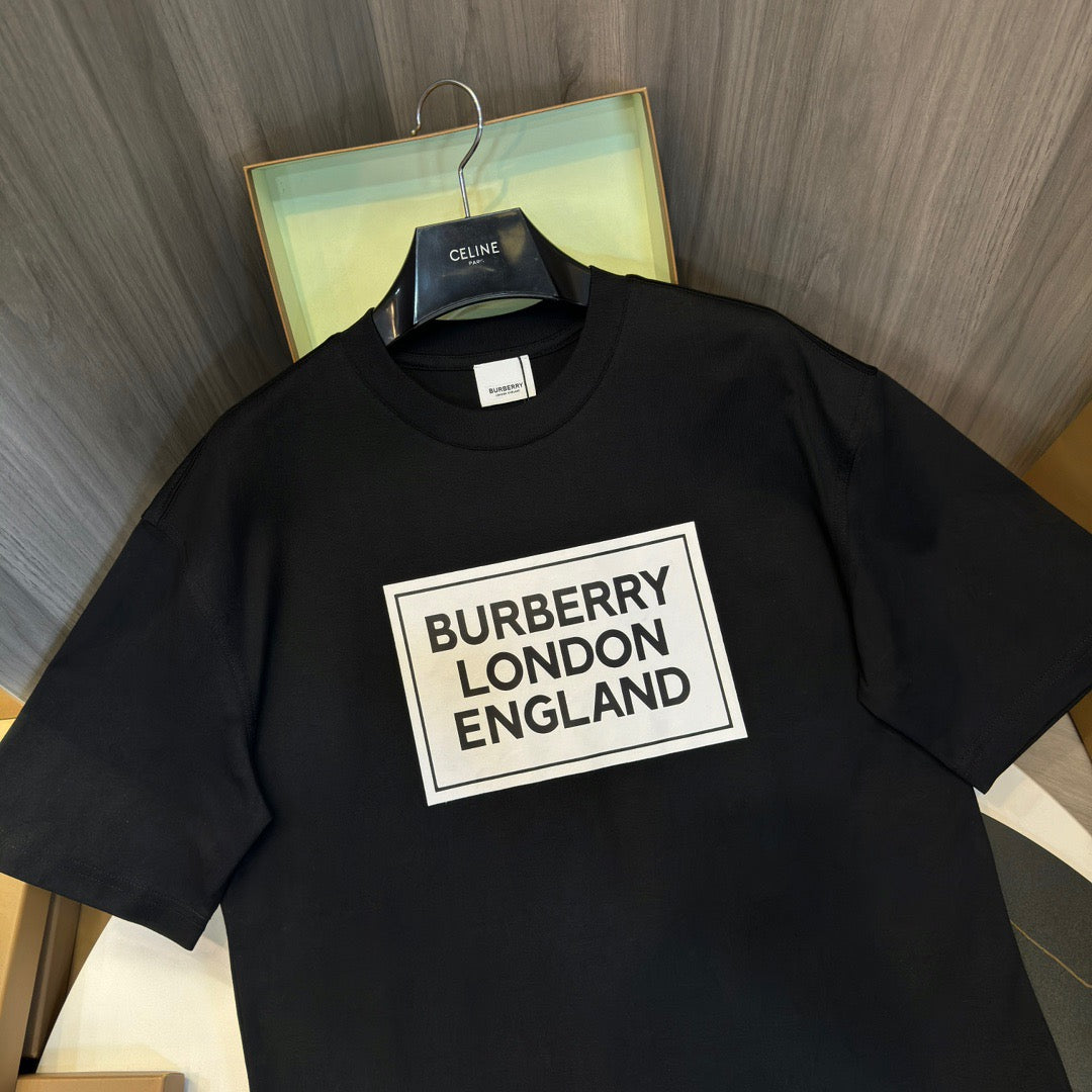 Schwarzes, weißes, khakifarbenes und graues T-Shirt