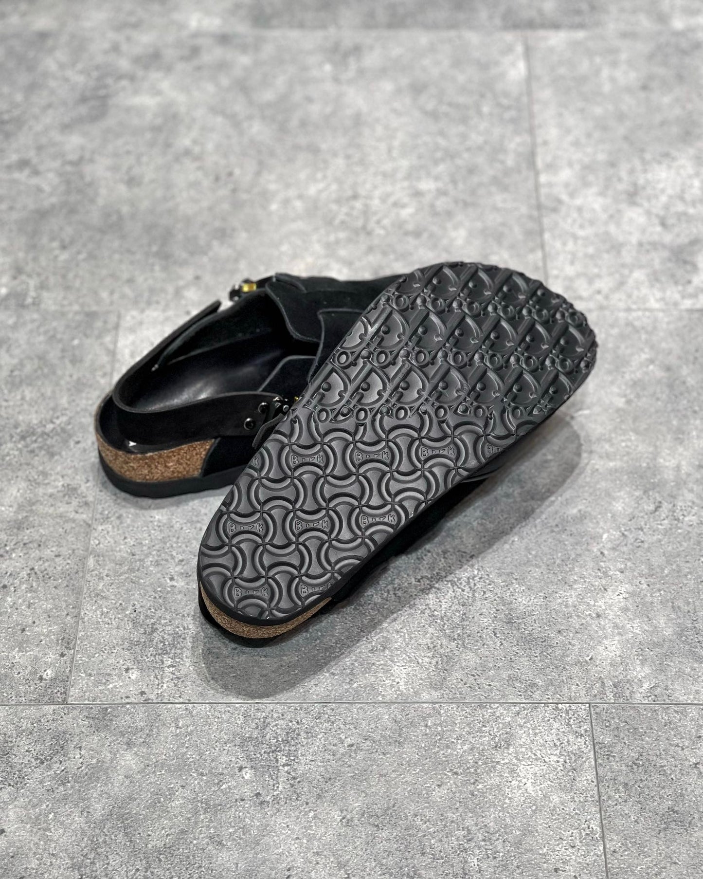 أحذية باللون الأسود والرمادي والأبيض العاجي