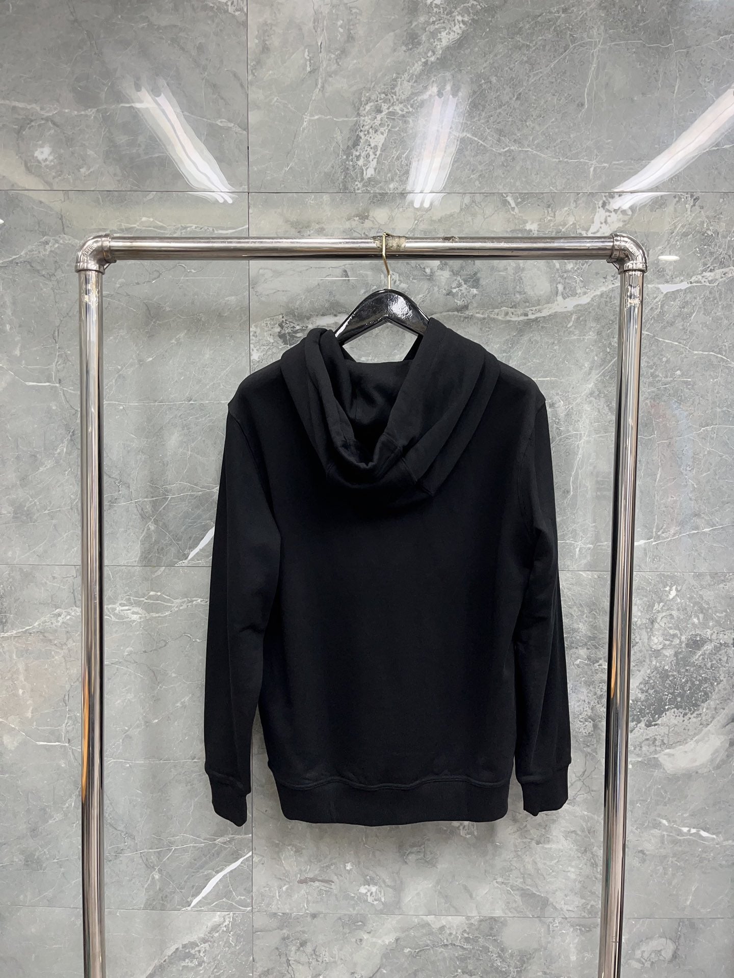 Kapuzenpullover in Schwarz, Khaki, Blau und Rot