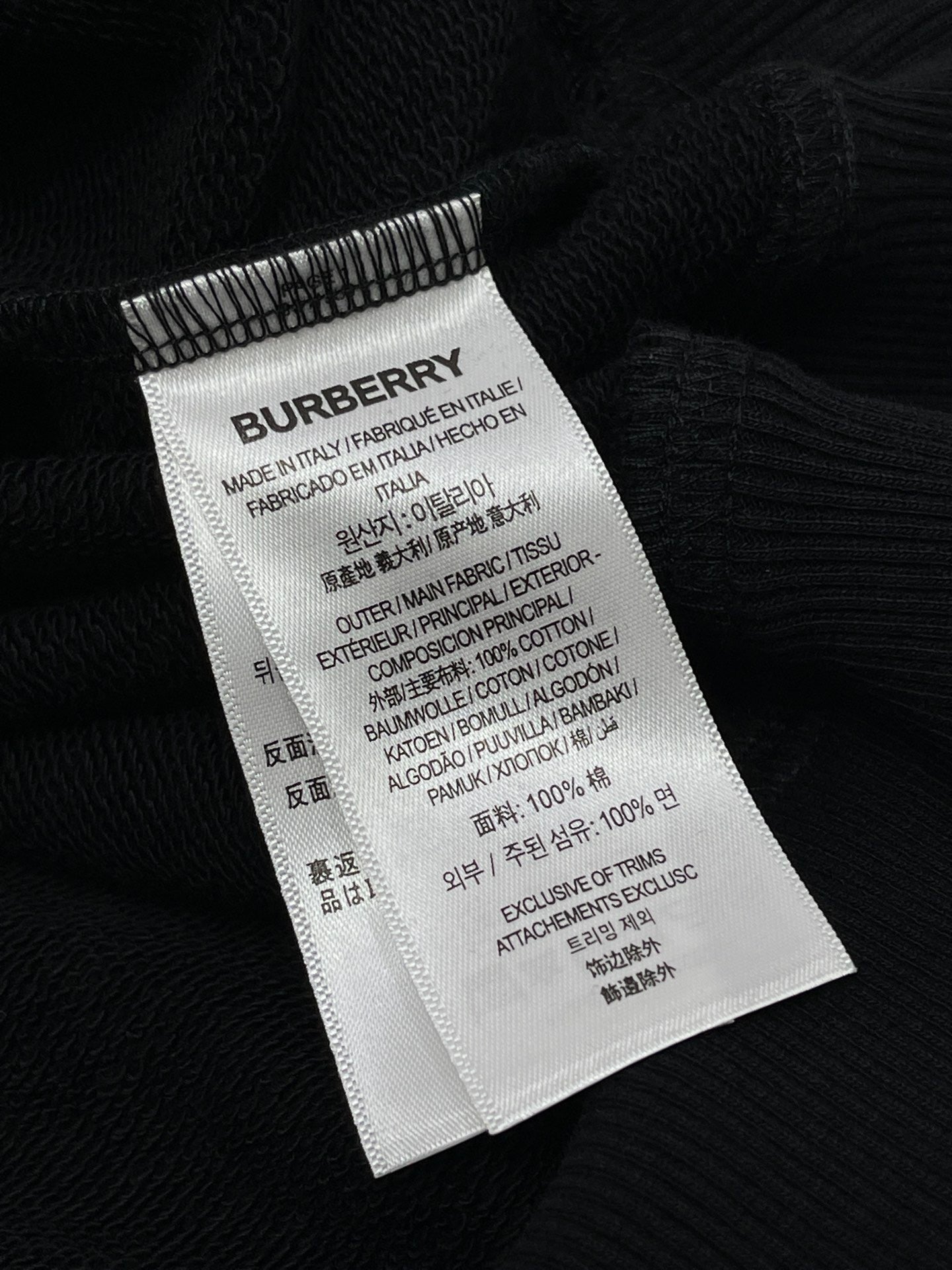 Schwarz-braunes Trikot
