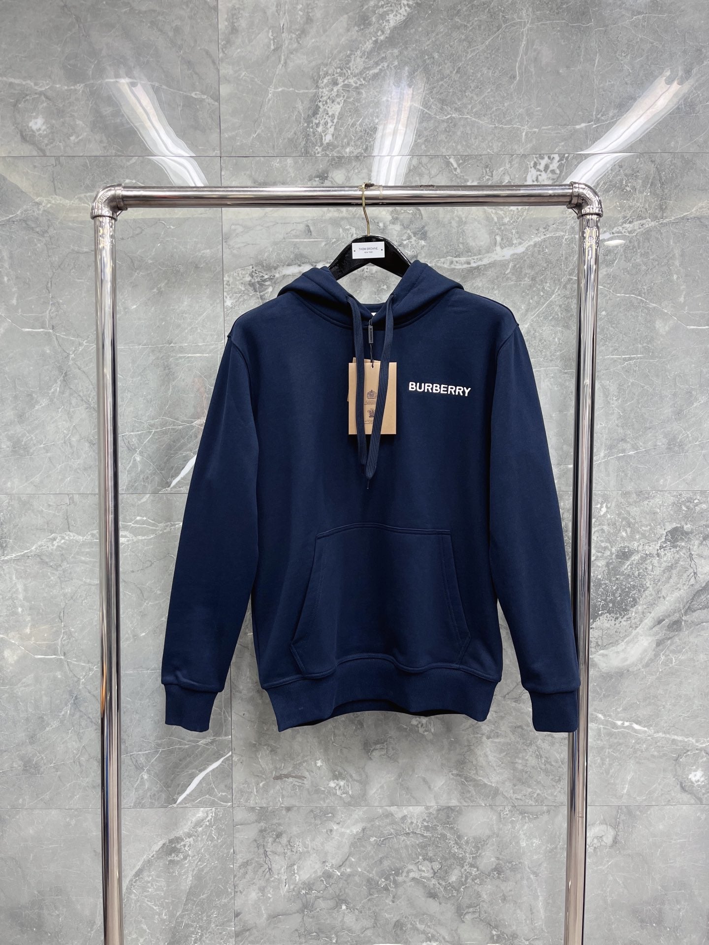 Schwarzer, dunkelblauer und orangefarbener Hoodie