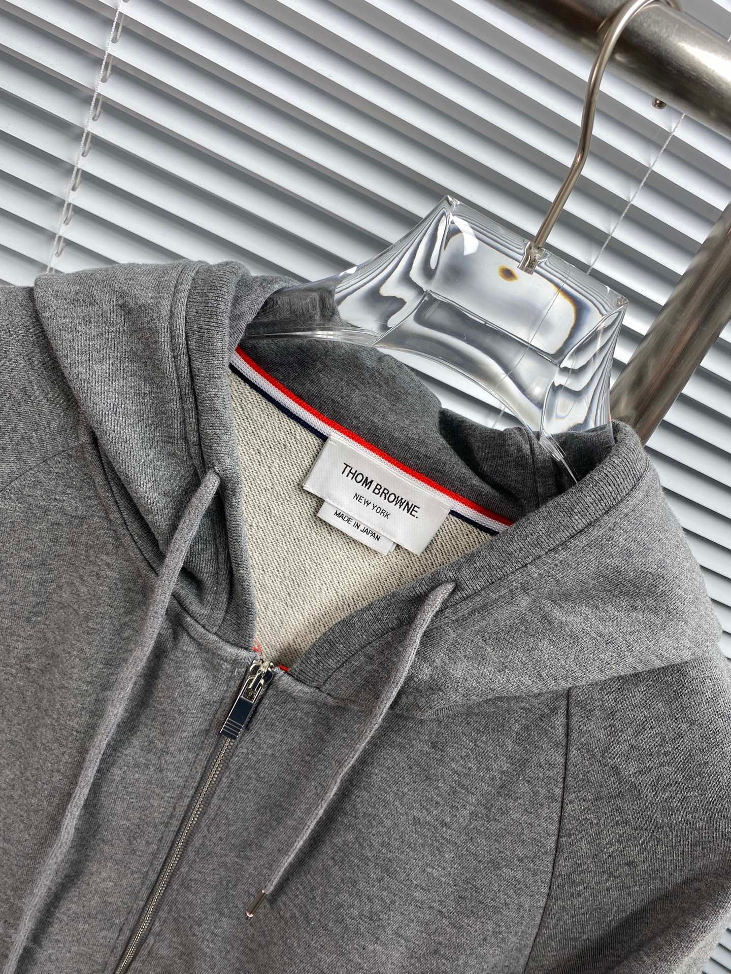 Dunkelblaue und graue Jacke