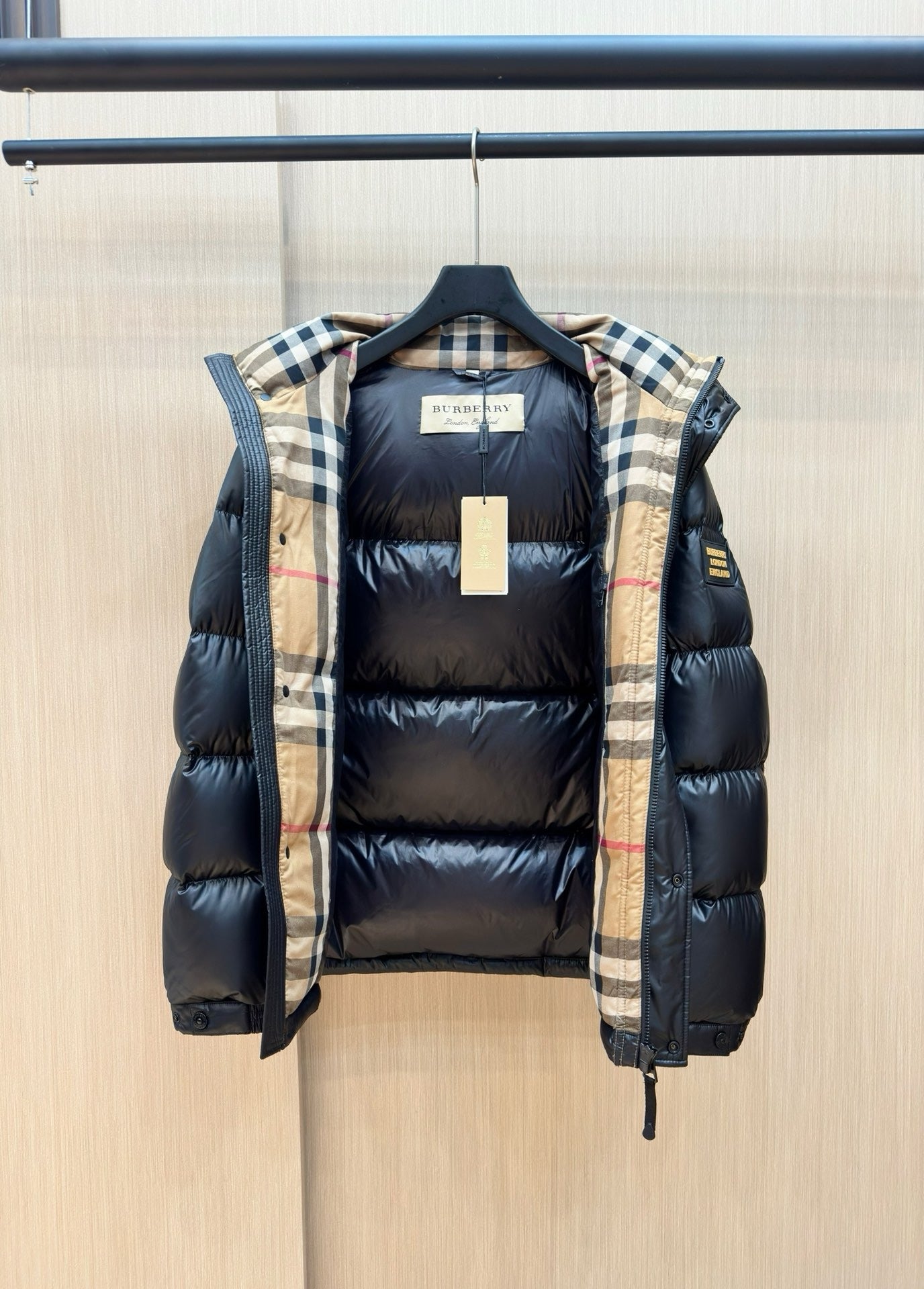 Schwarze und dunkelblaue Jacke