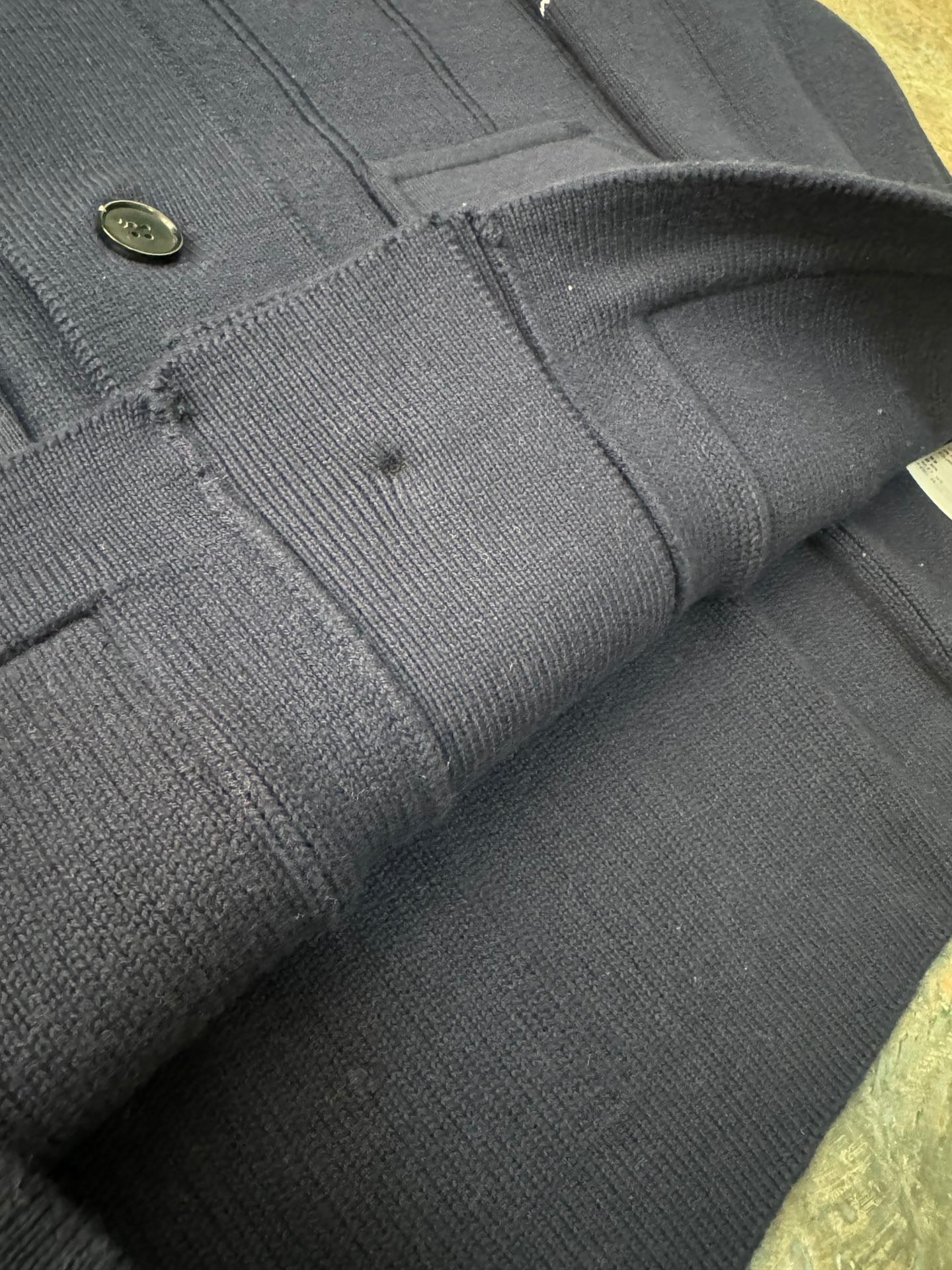 سترة متعددة الألوان