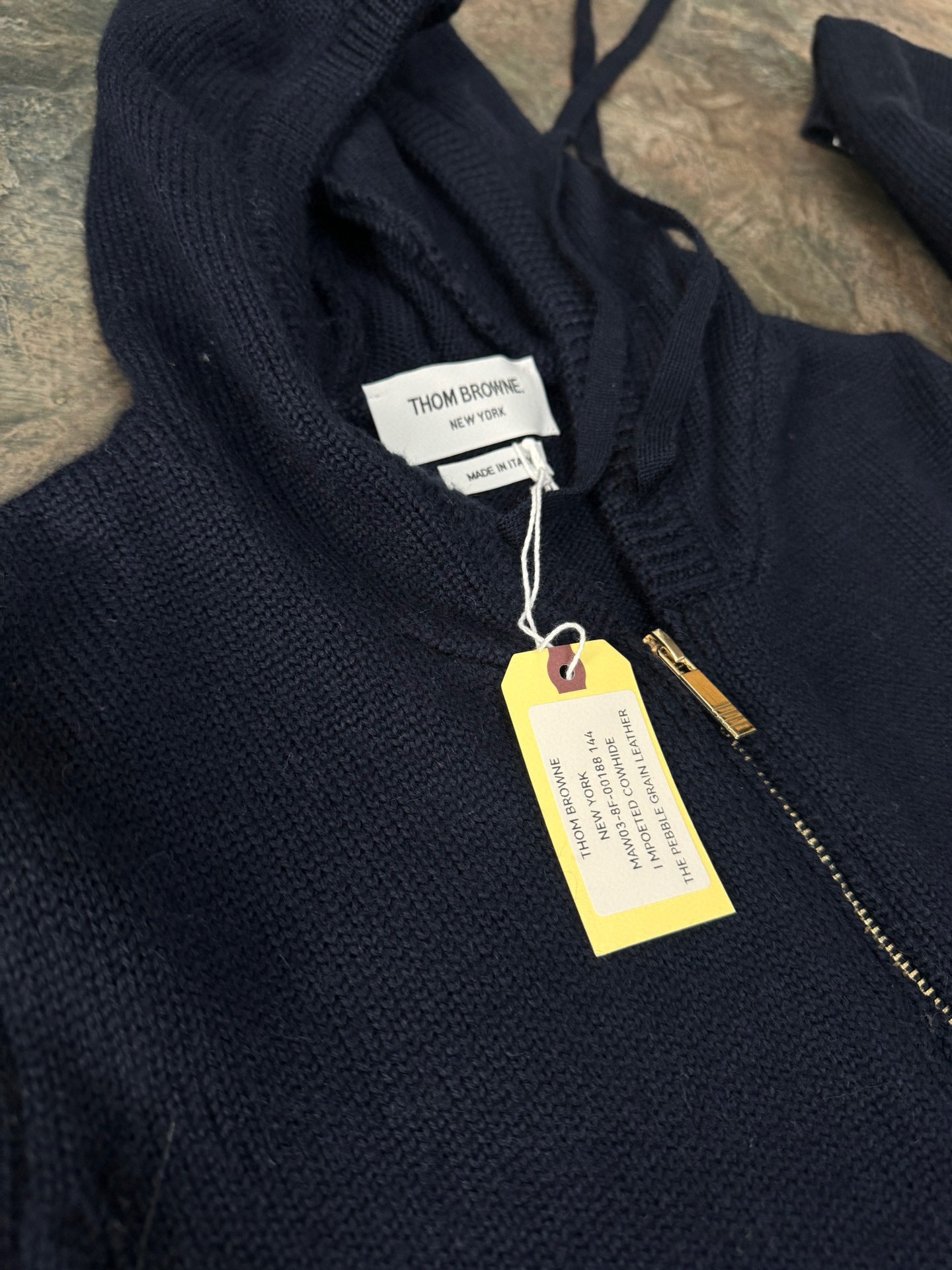 سترة متعددة الألوان