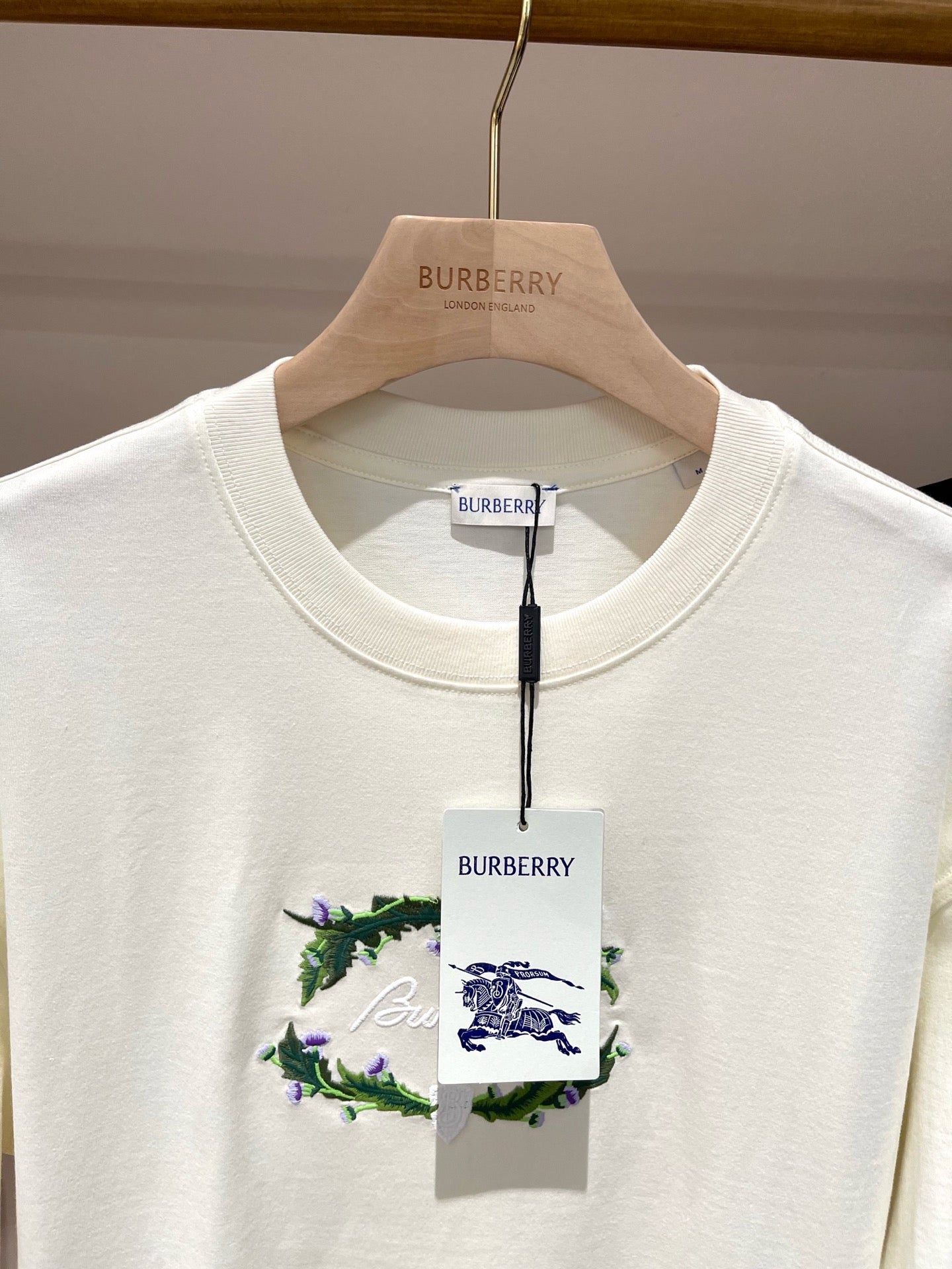 تي شيرت أبيض وأسود