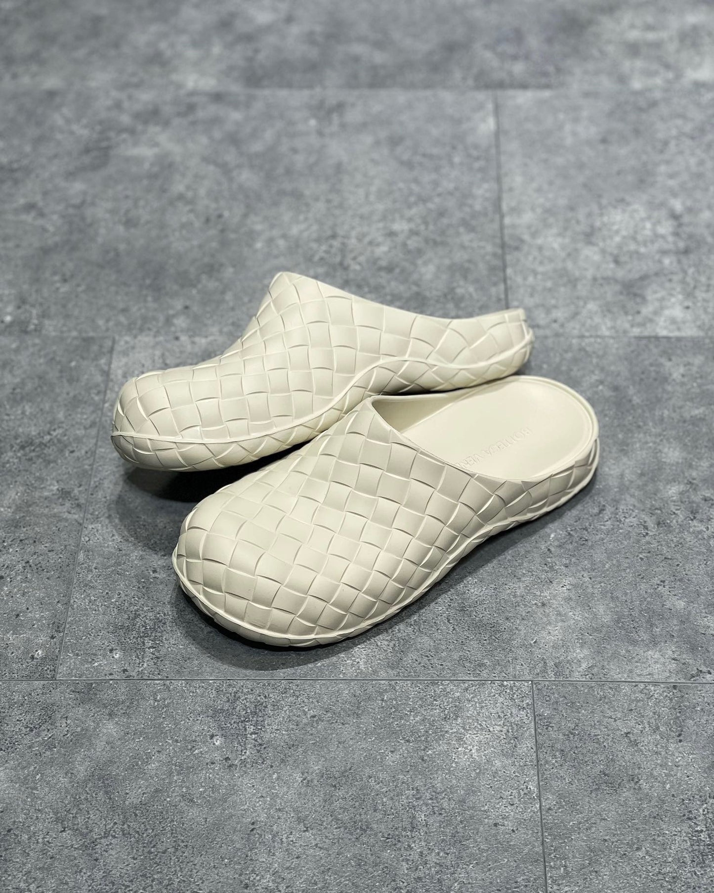 Zapatos negros, blancos y verdes