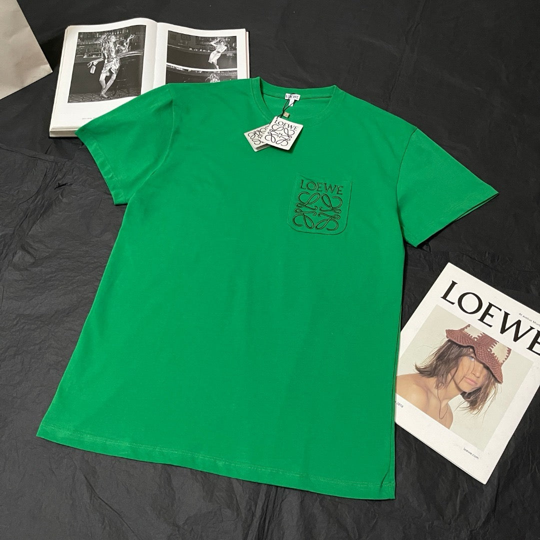 تي شيرت أبيض وأسود وأخضر