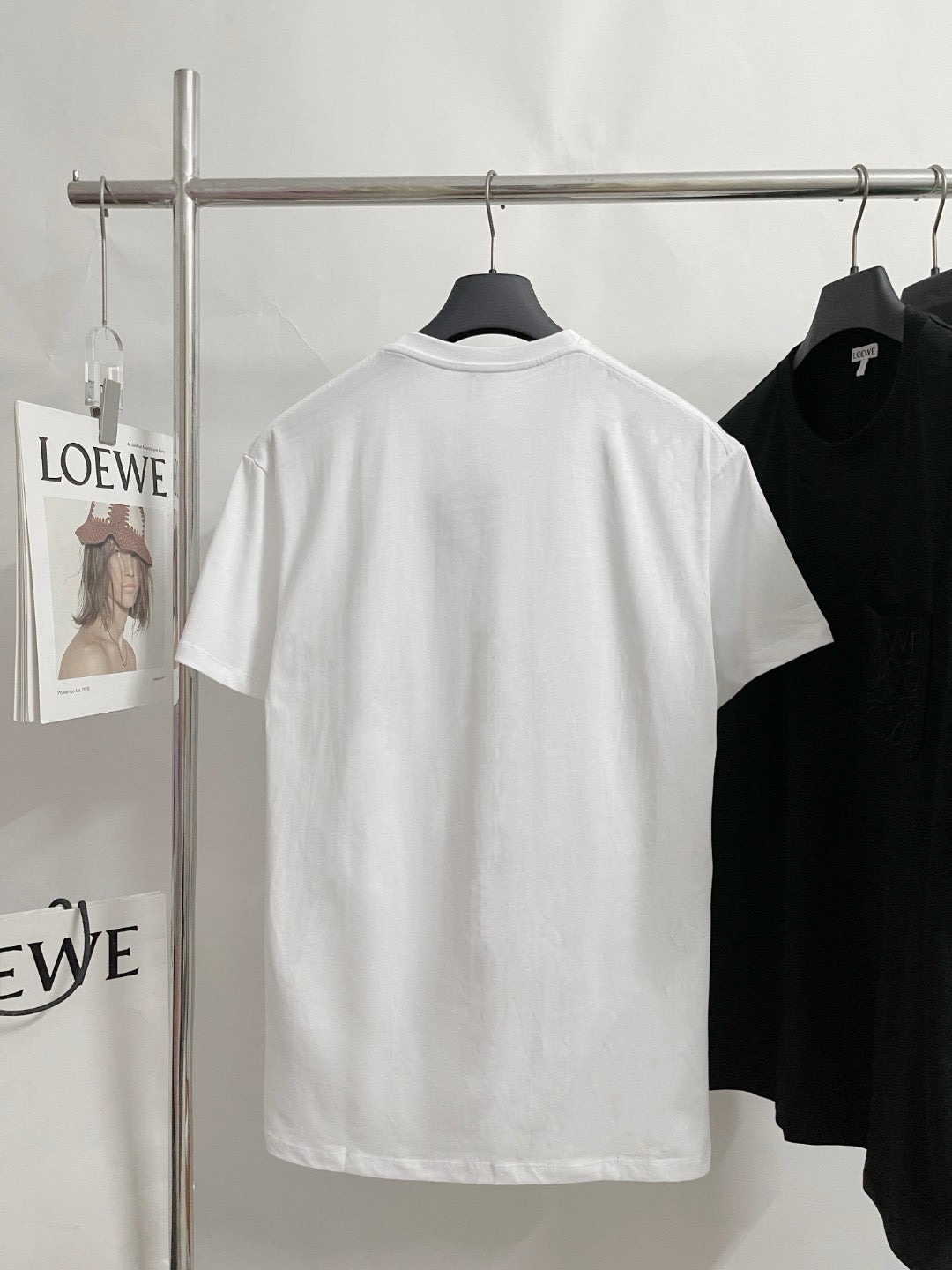 تي شيرت أبيض وأسود وأخضر